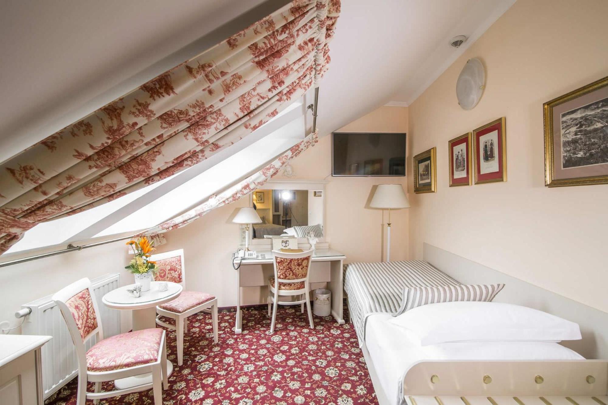 Economy Triple Room - Photo 5