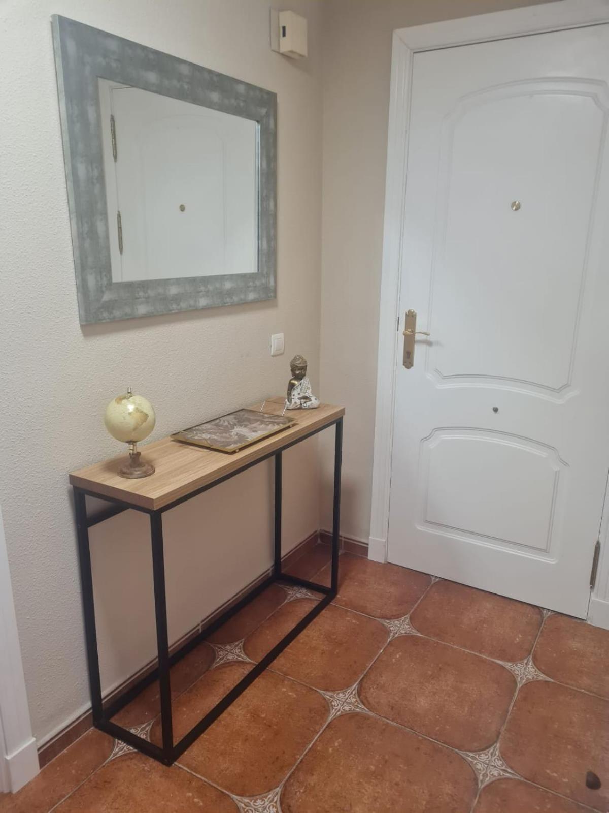 Apartamento de Dos Dormitorios con Vista a la Piscina