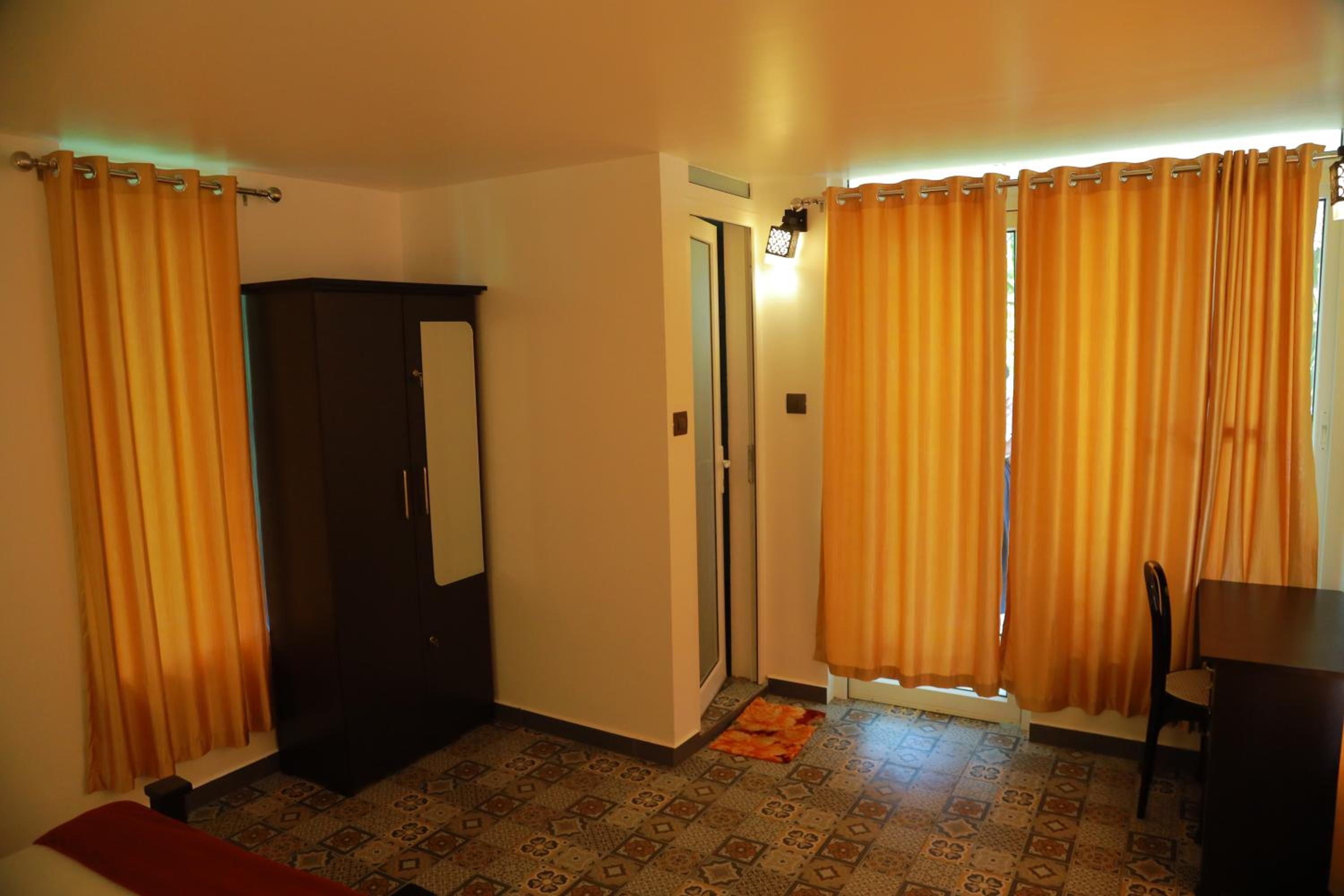 Family Room with Lake View photo 2