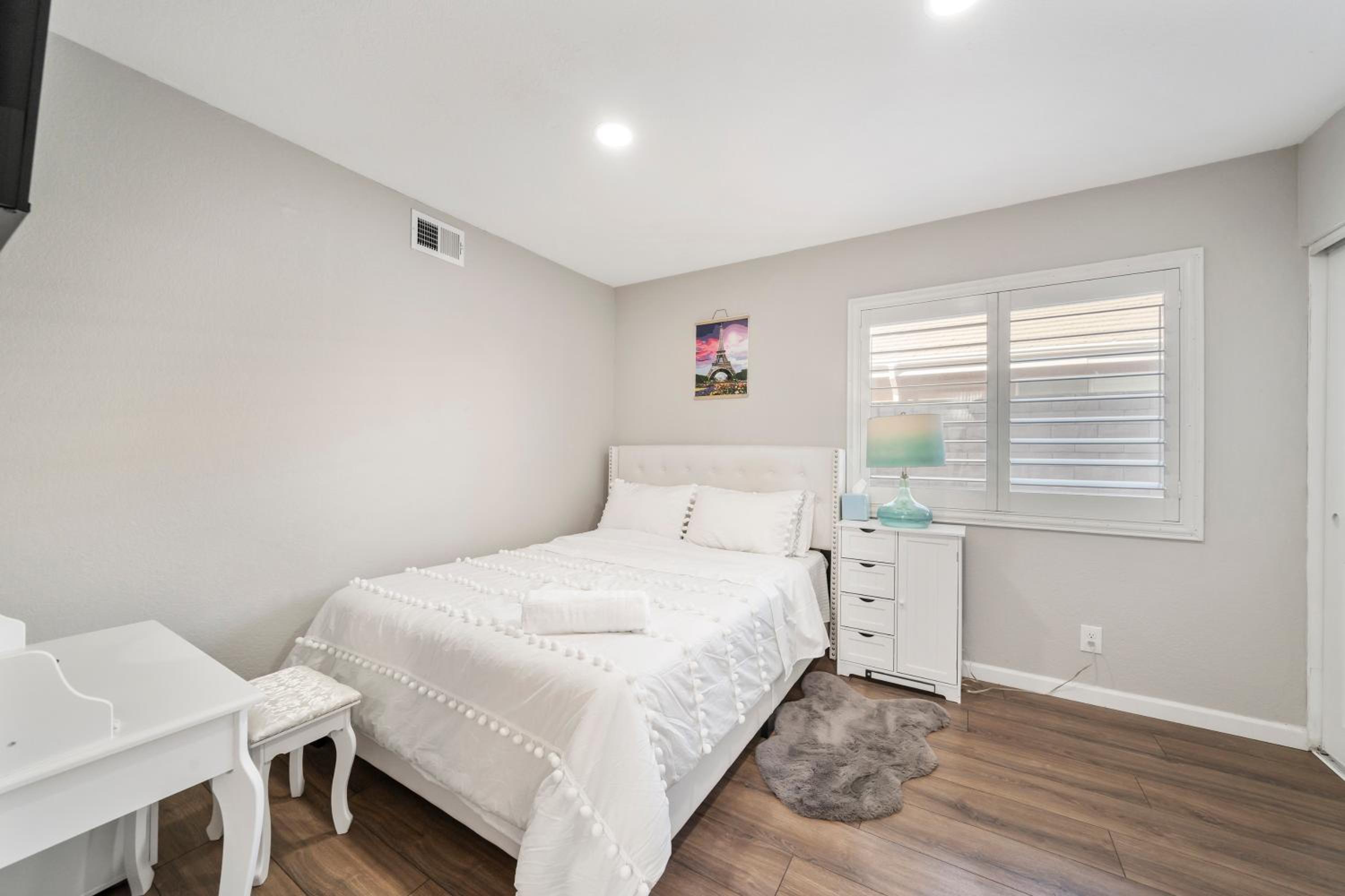 Six-Bedroom House photo 1