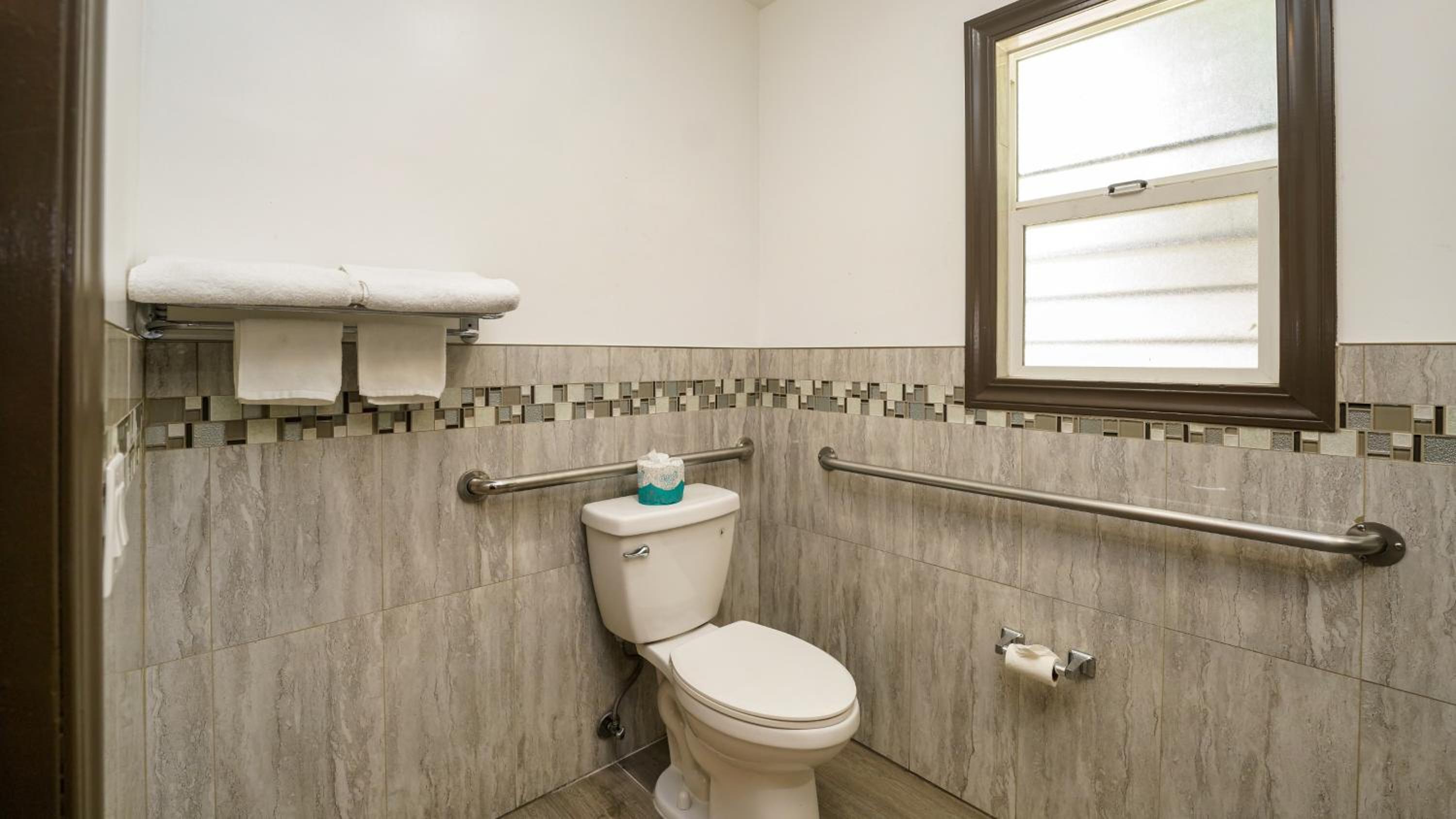 Queen Room - Disability Access - Photo 10
