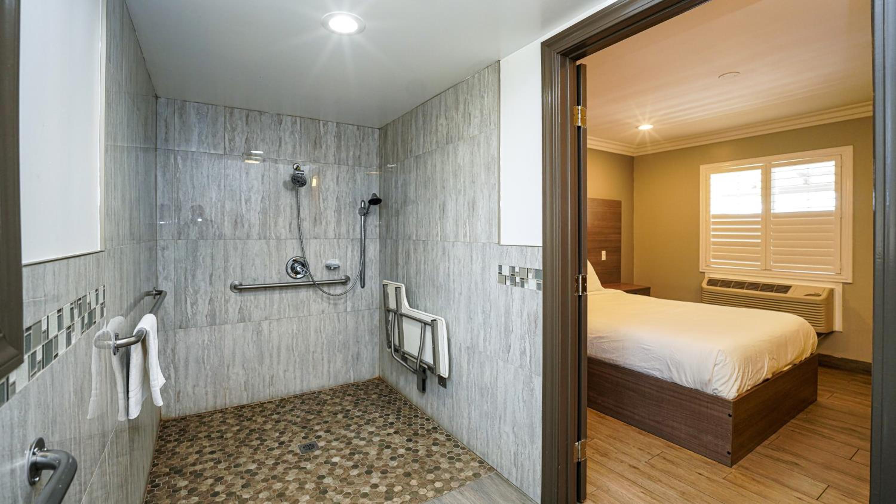 Queen Room - Disability Access - Photo 12