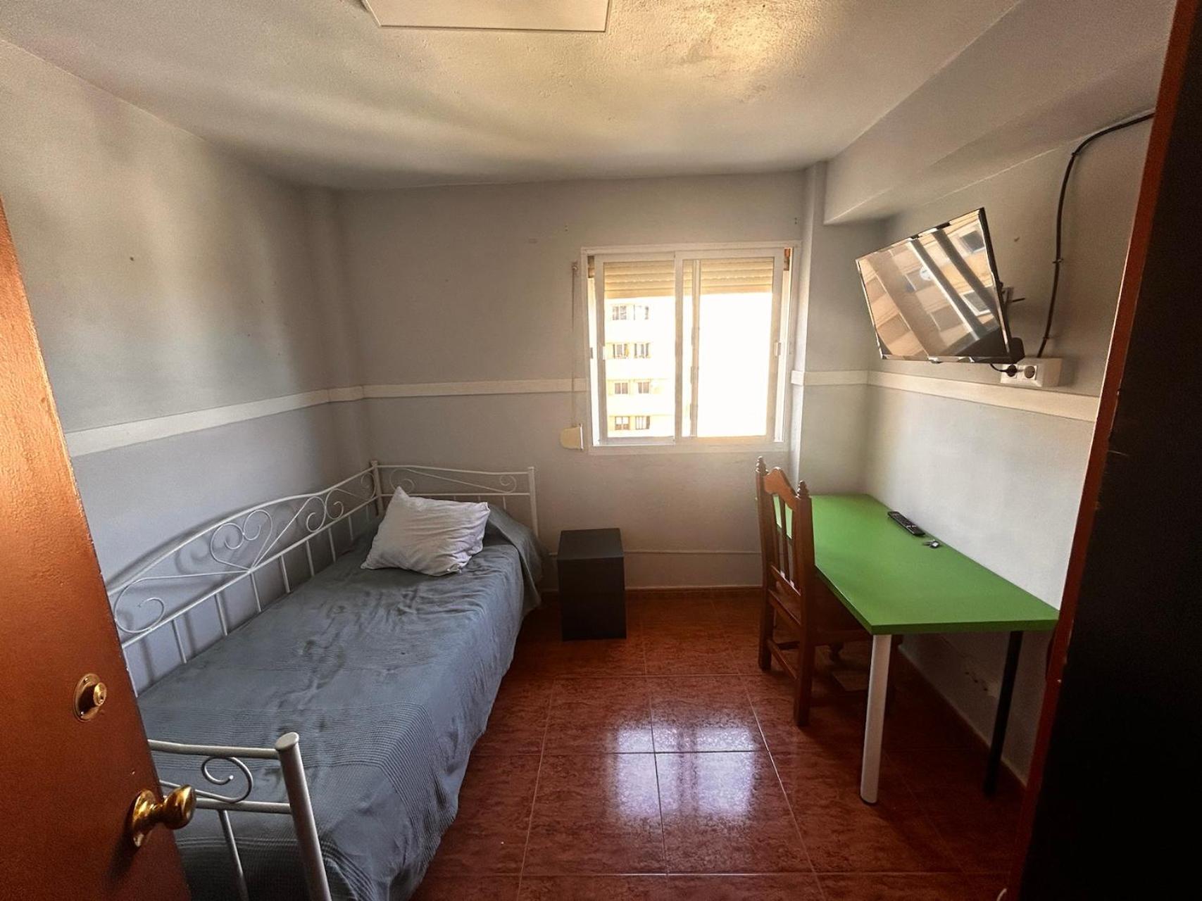 Habitación individual con baño compartido