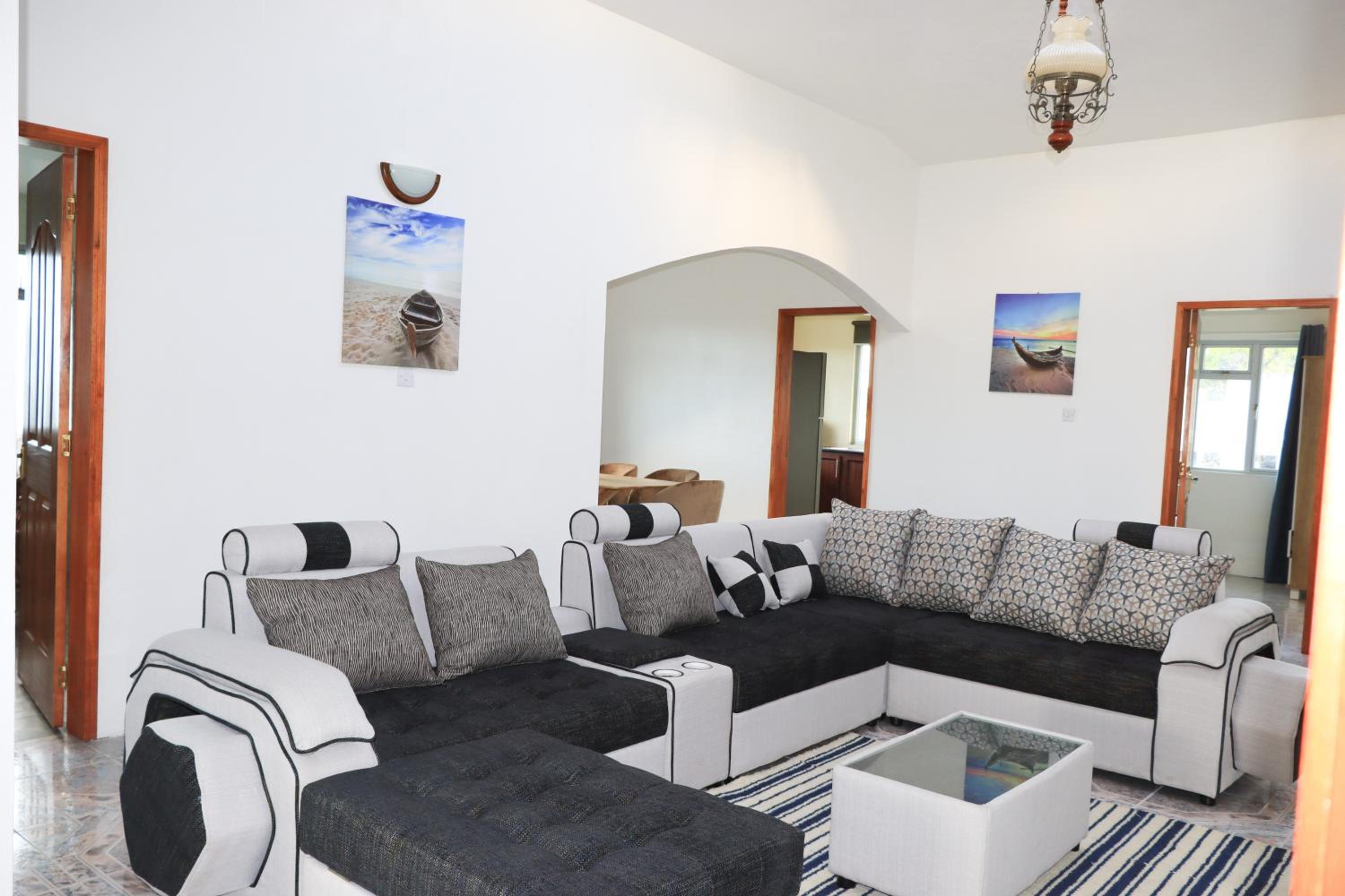 Five-Bedroom Deluxe Apartment