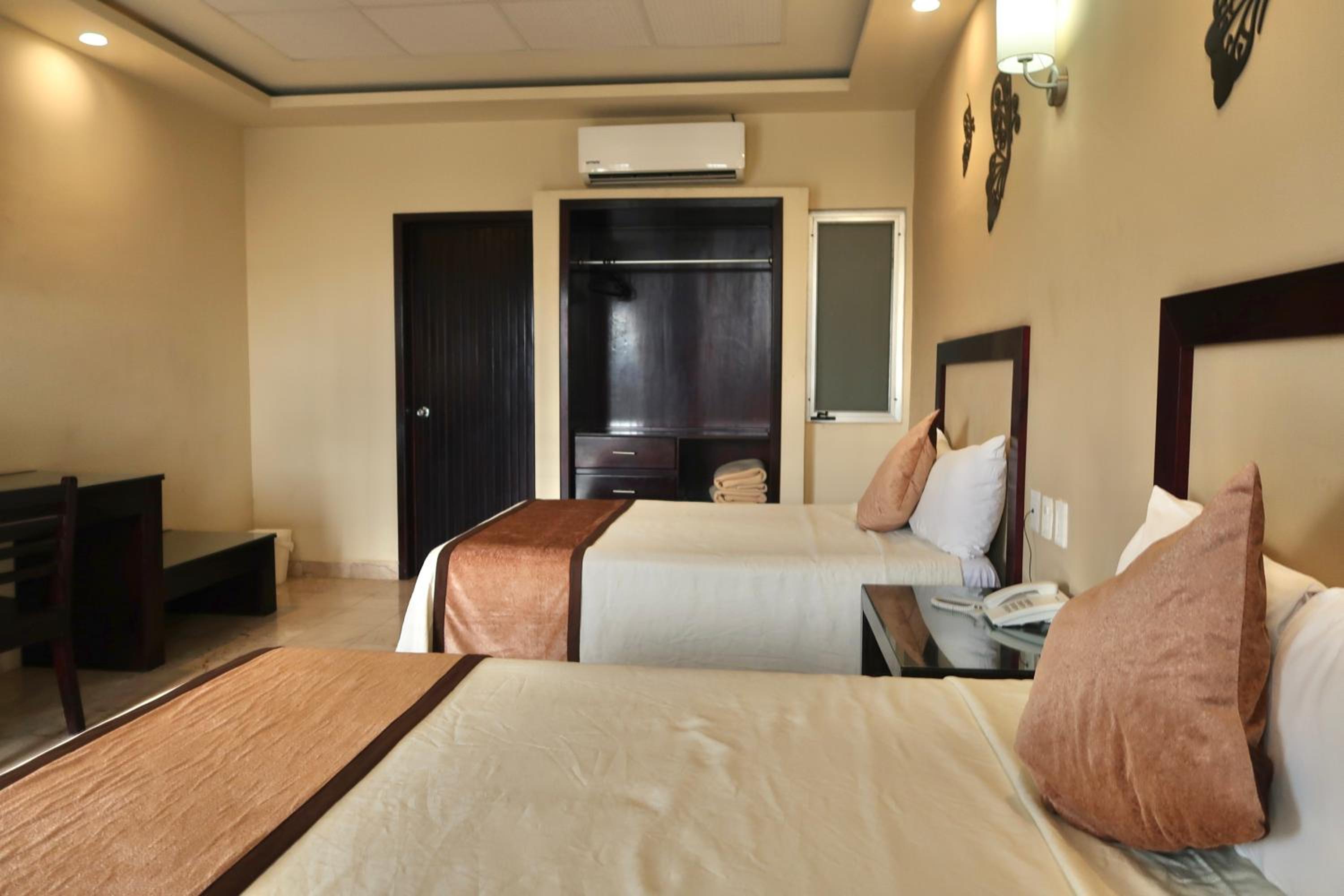 Double Room with Two Double Beds - Photo 2
