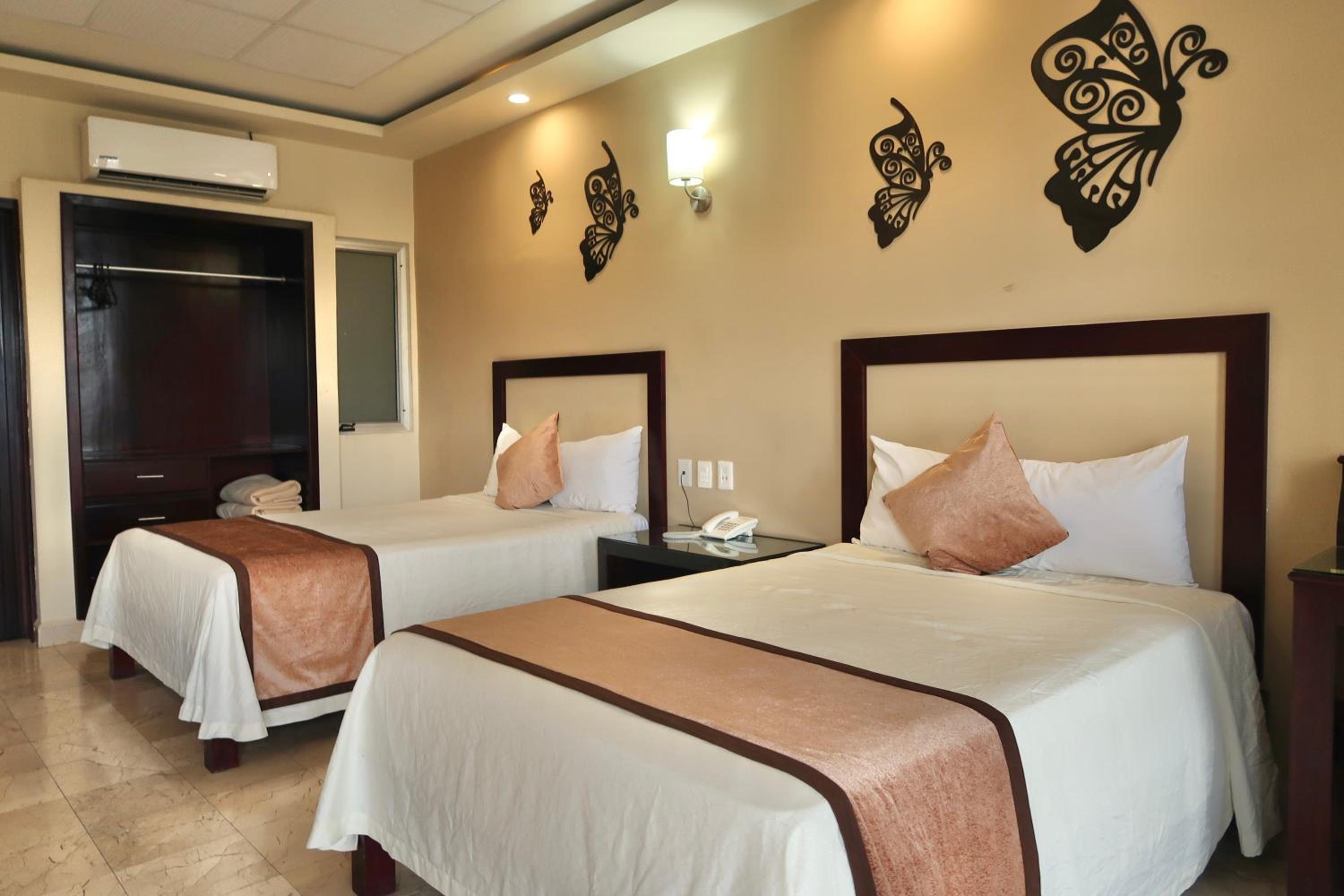 Double Room with Two Double Beds - Photo 1