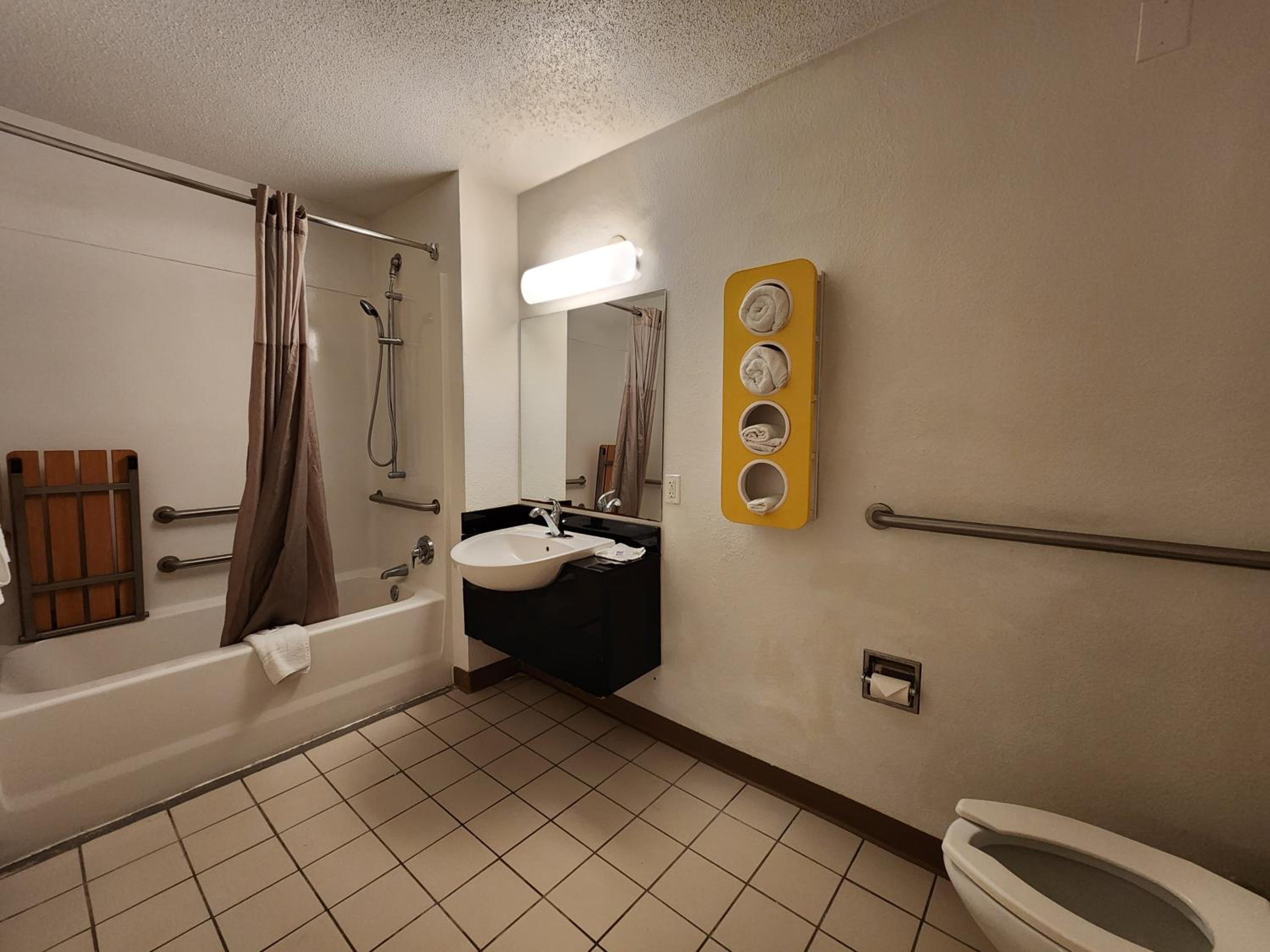 2 Queen Beds | ADA/RI Shower/Micfridge photo 3