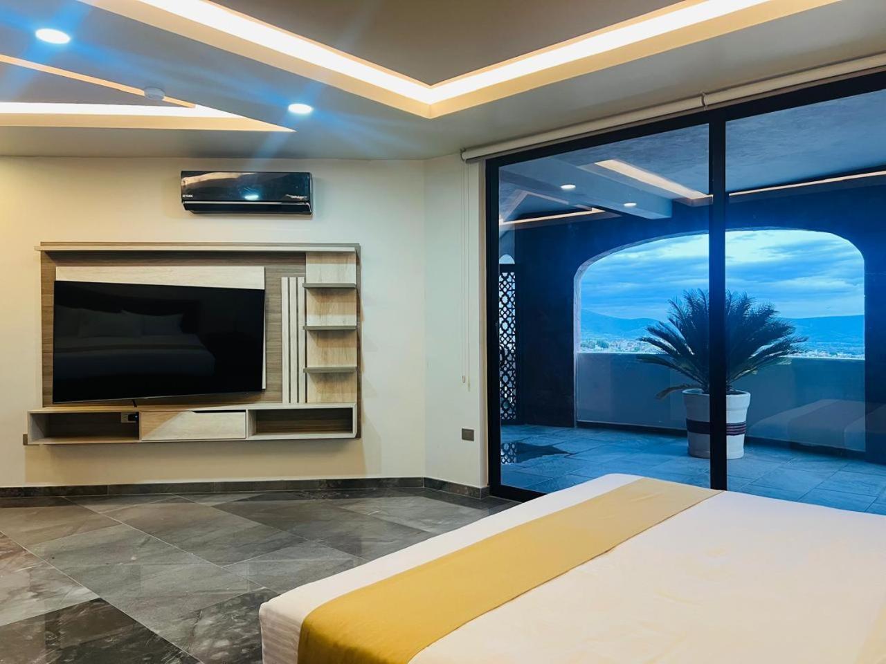 Superior King Suite photo 3