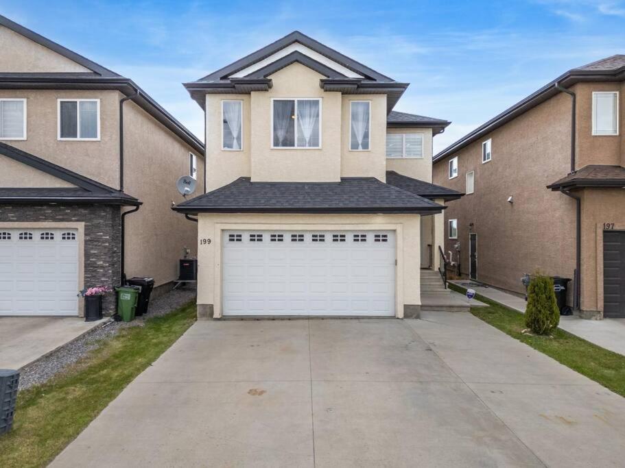 Five-Bedroom House photo 2