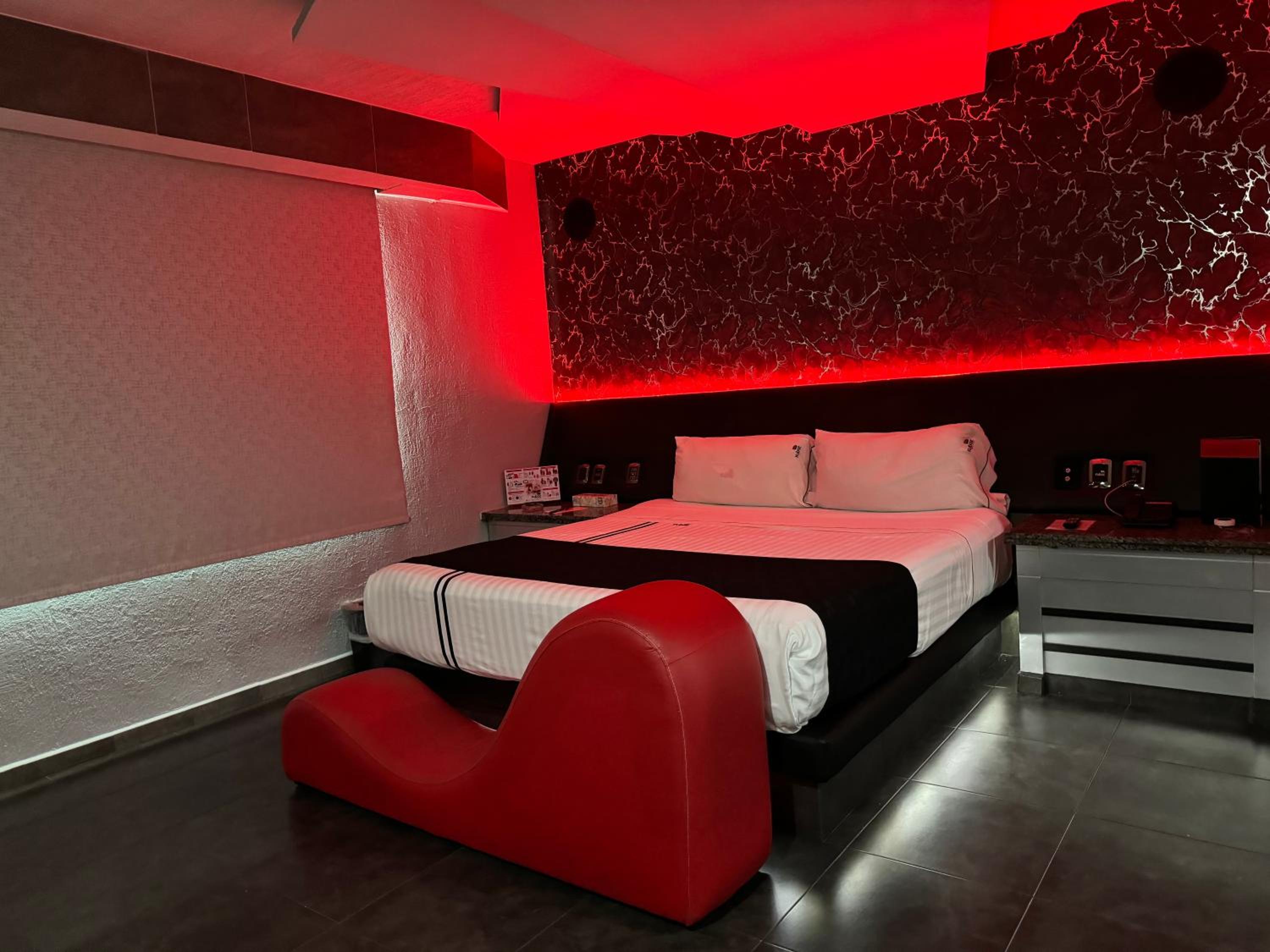 Deluxe Room - Photo 10