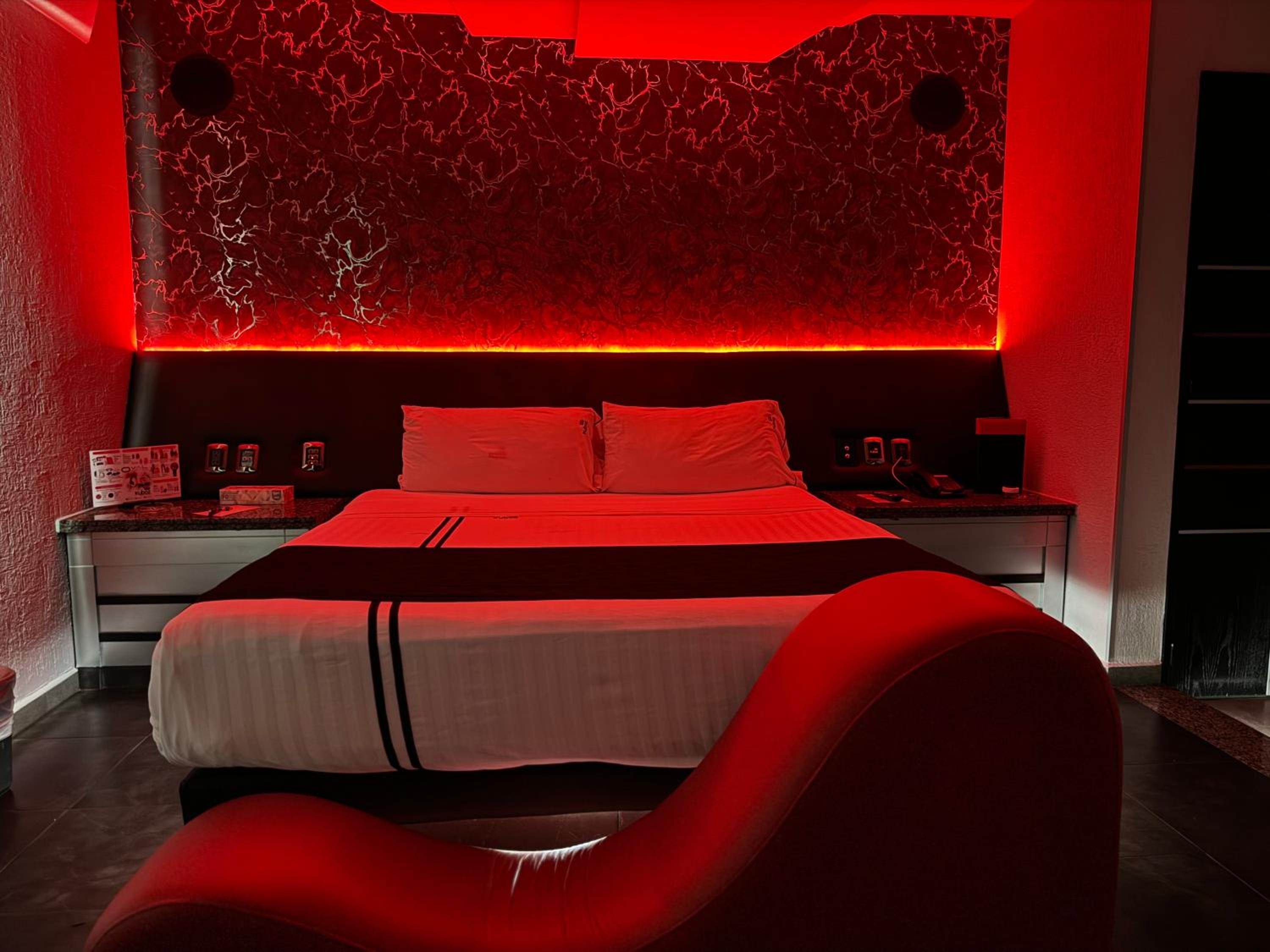 Deluxe Room - Photo 8