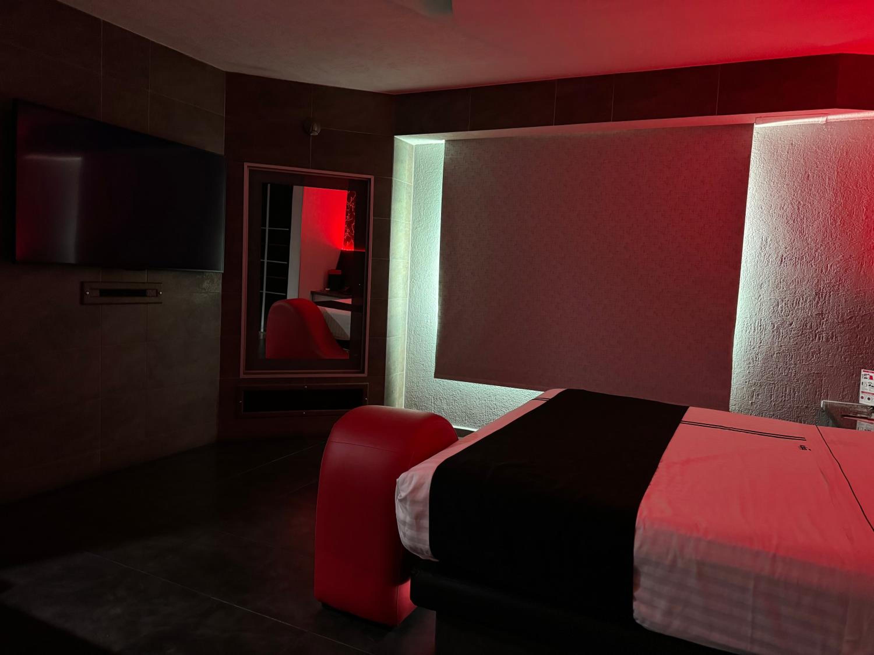 Deluxe Room - Photo 9
