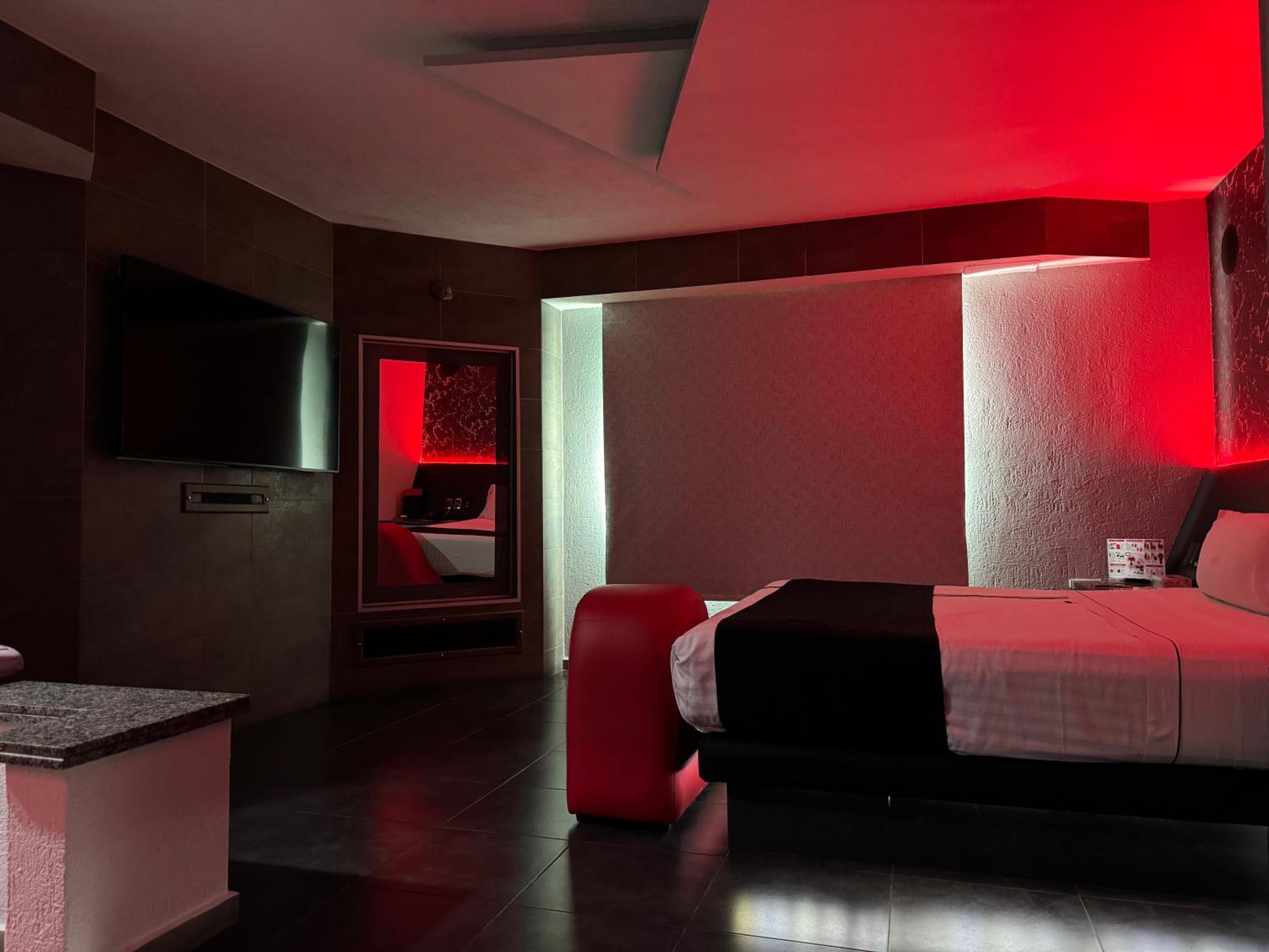 Deluxe Room - Photo 7