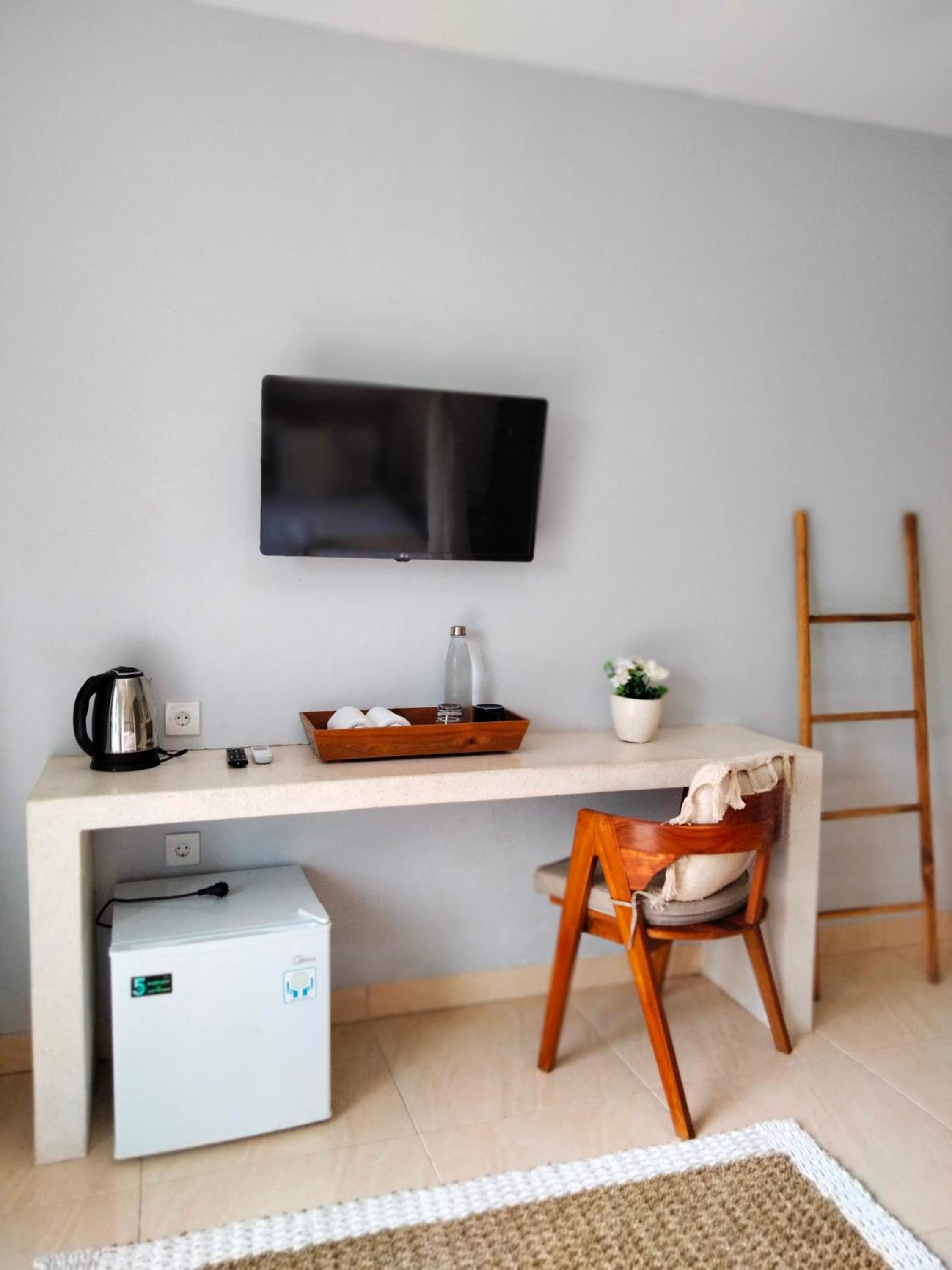 Deluxe Double Room with Balcony - Photo 9