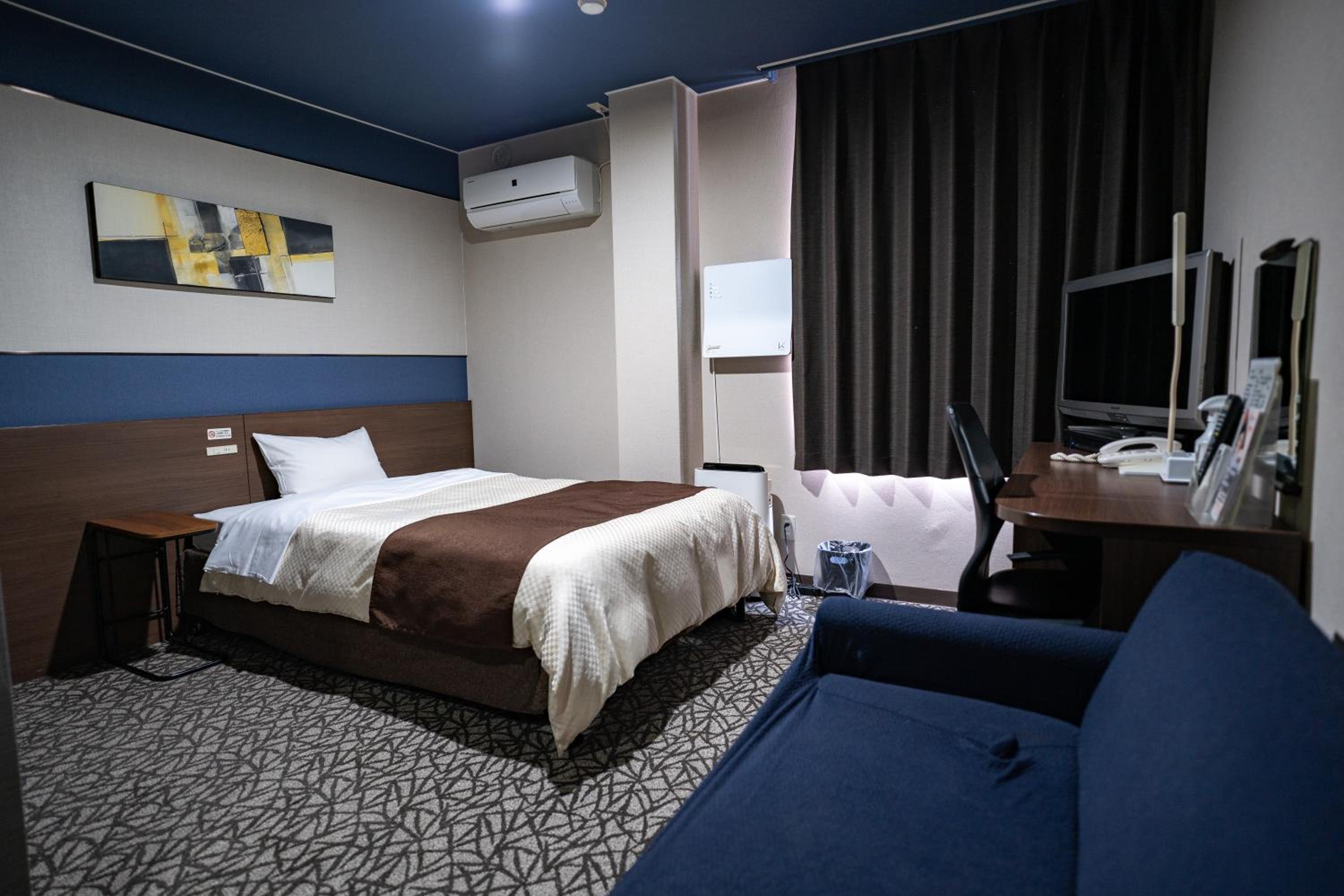 Double Room with Small Double Bed - Smoking - Photo 1