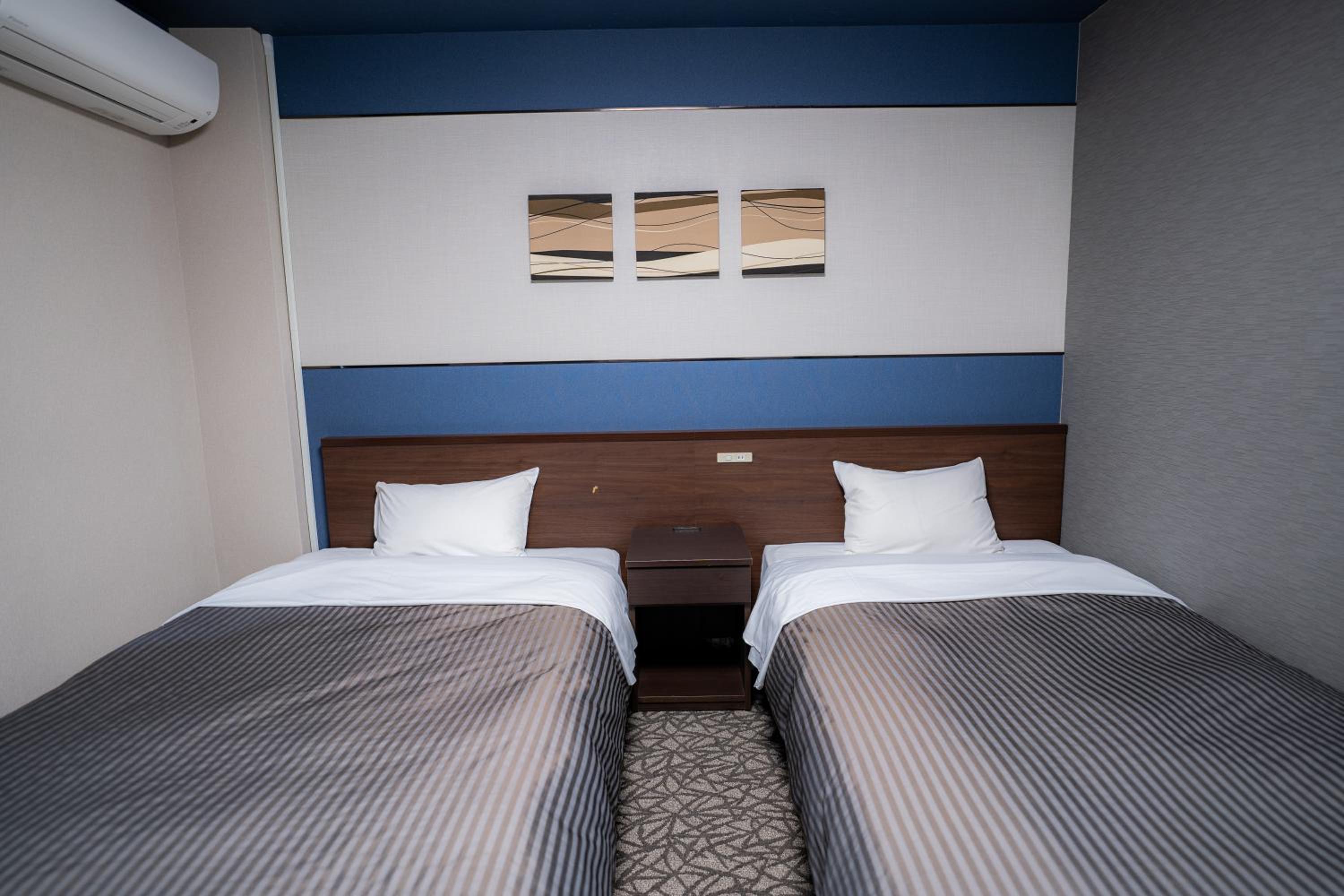 Twin Room - Non-Smoking - Photo 1