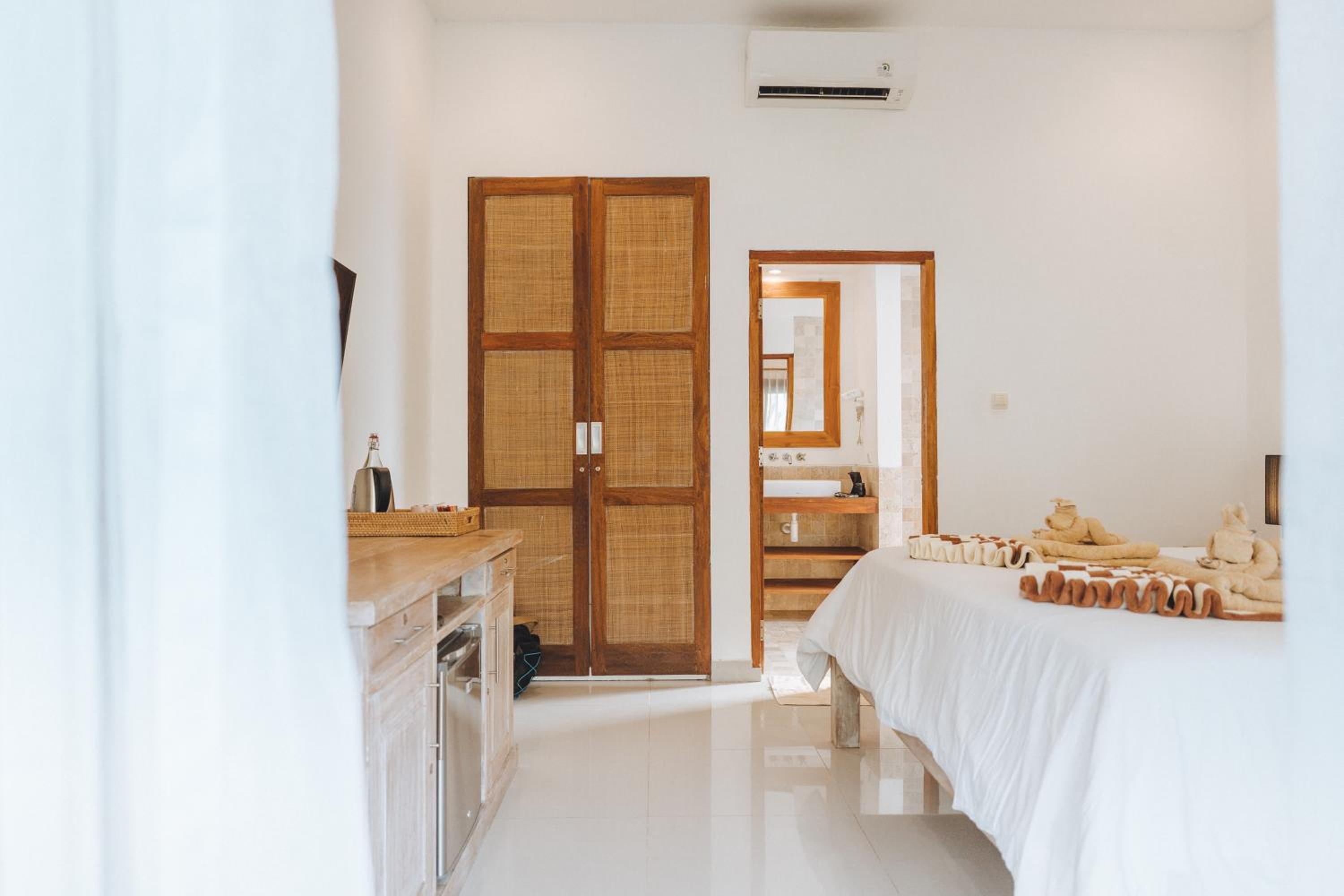 Deluxe Double Bungalow with Pool View - Photo 13