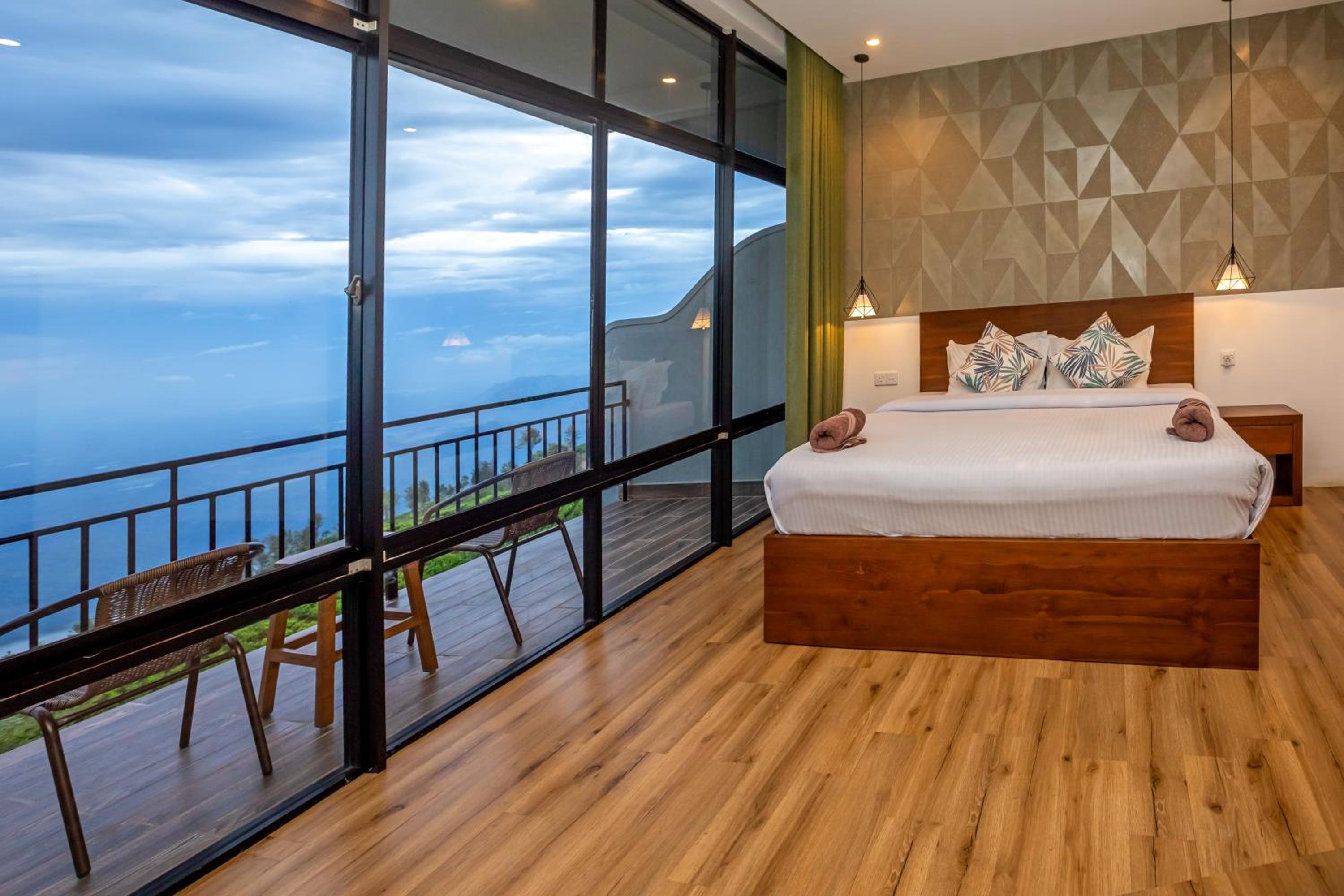 Deluxe Double Room with Balcony photo 3