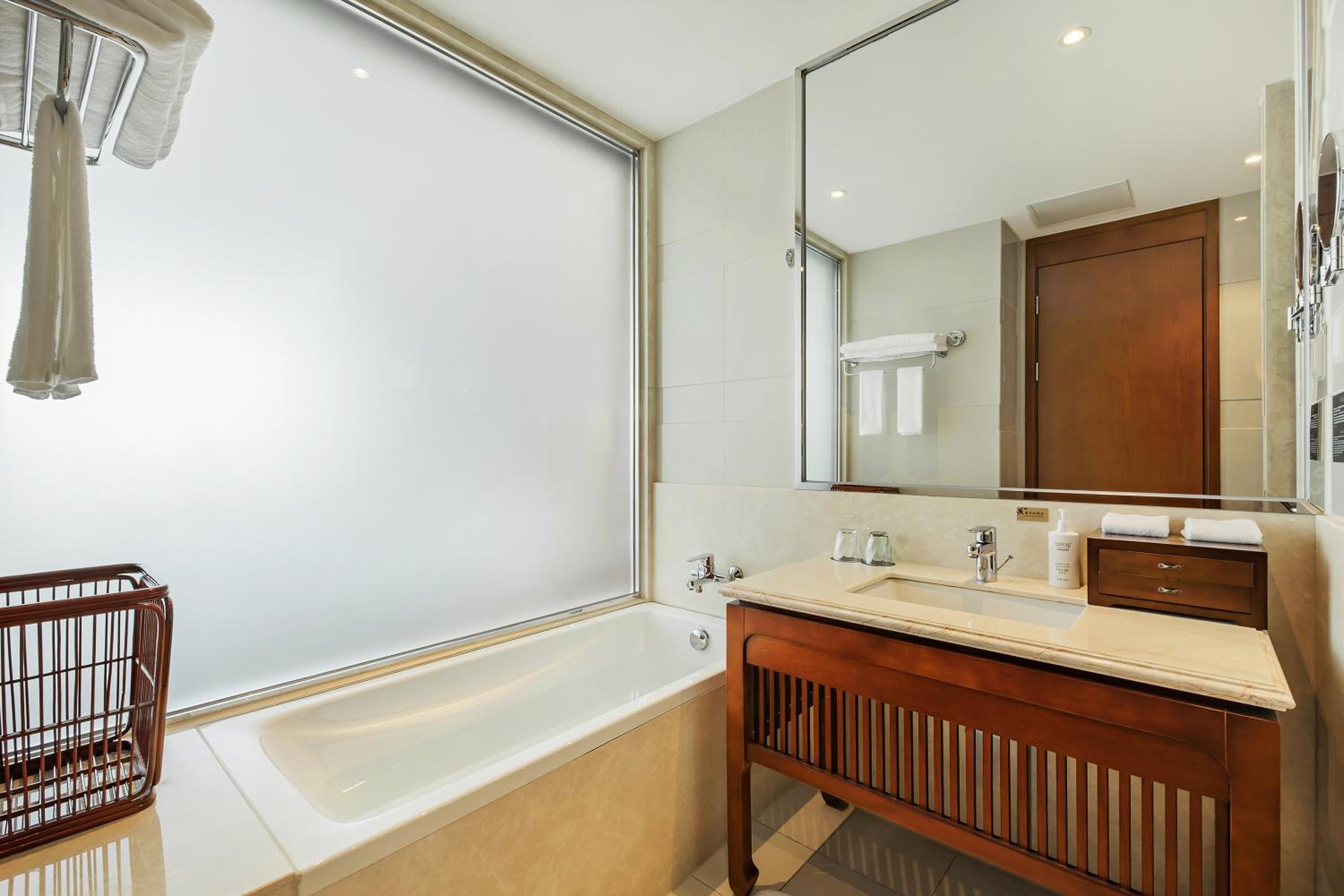 Premier King, Guest room, 1 King, City View photo 2