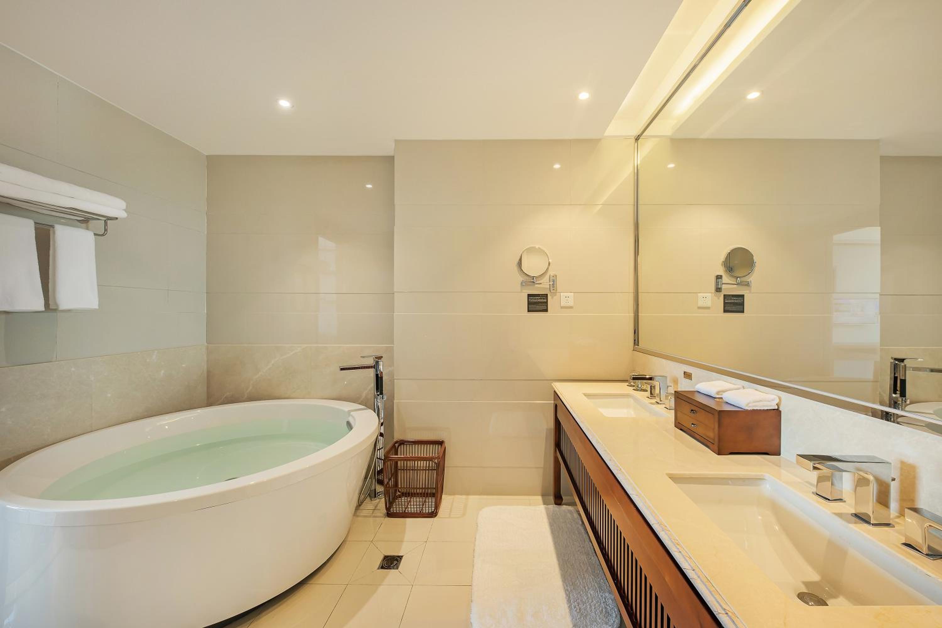 Superior Suite, 1 Bedroom Suite, 1 King, City View photo 3