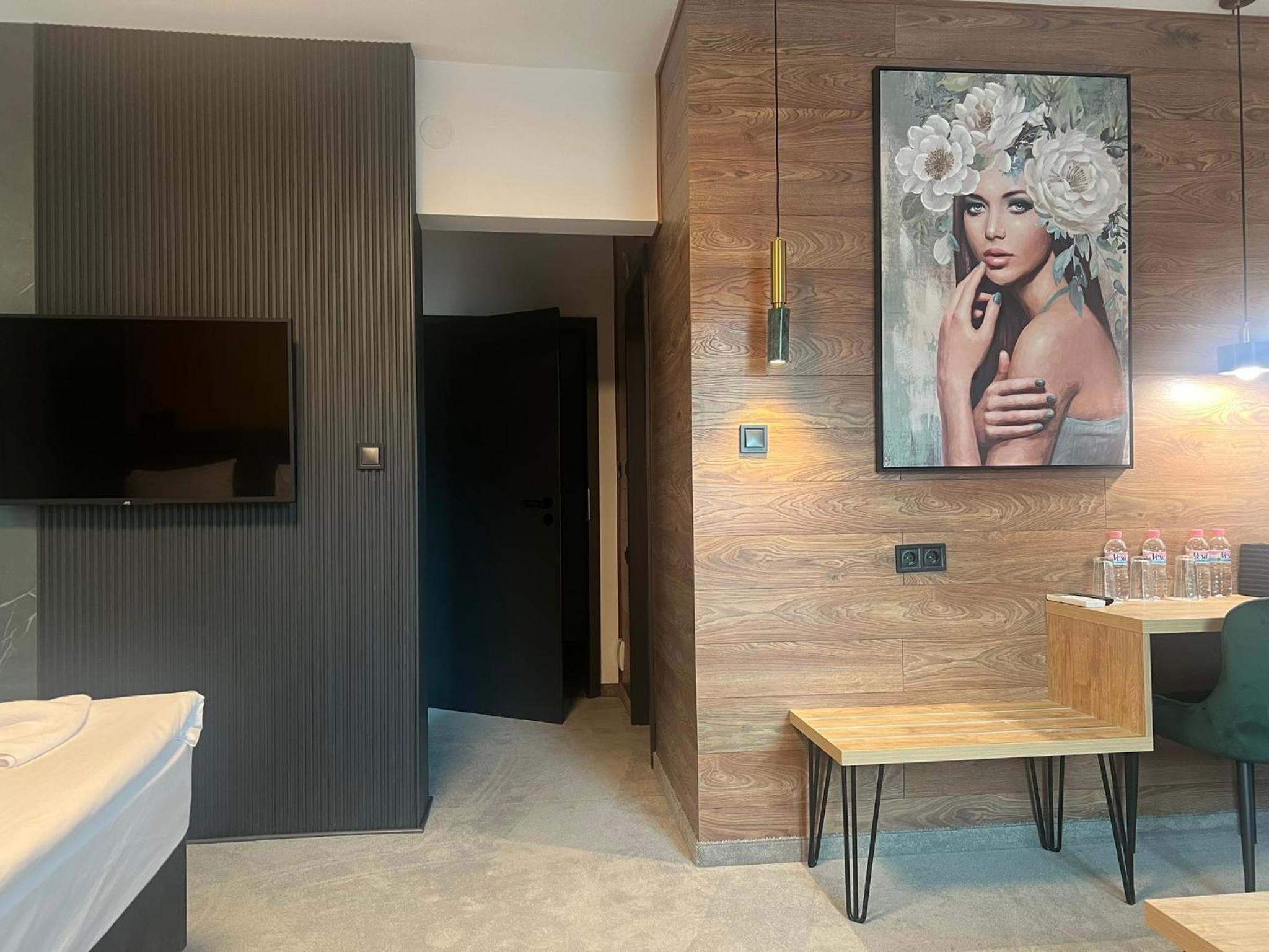 Suite with Balcony (3 Adults) - Photo 6