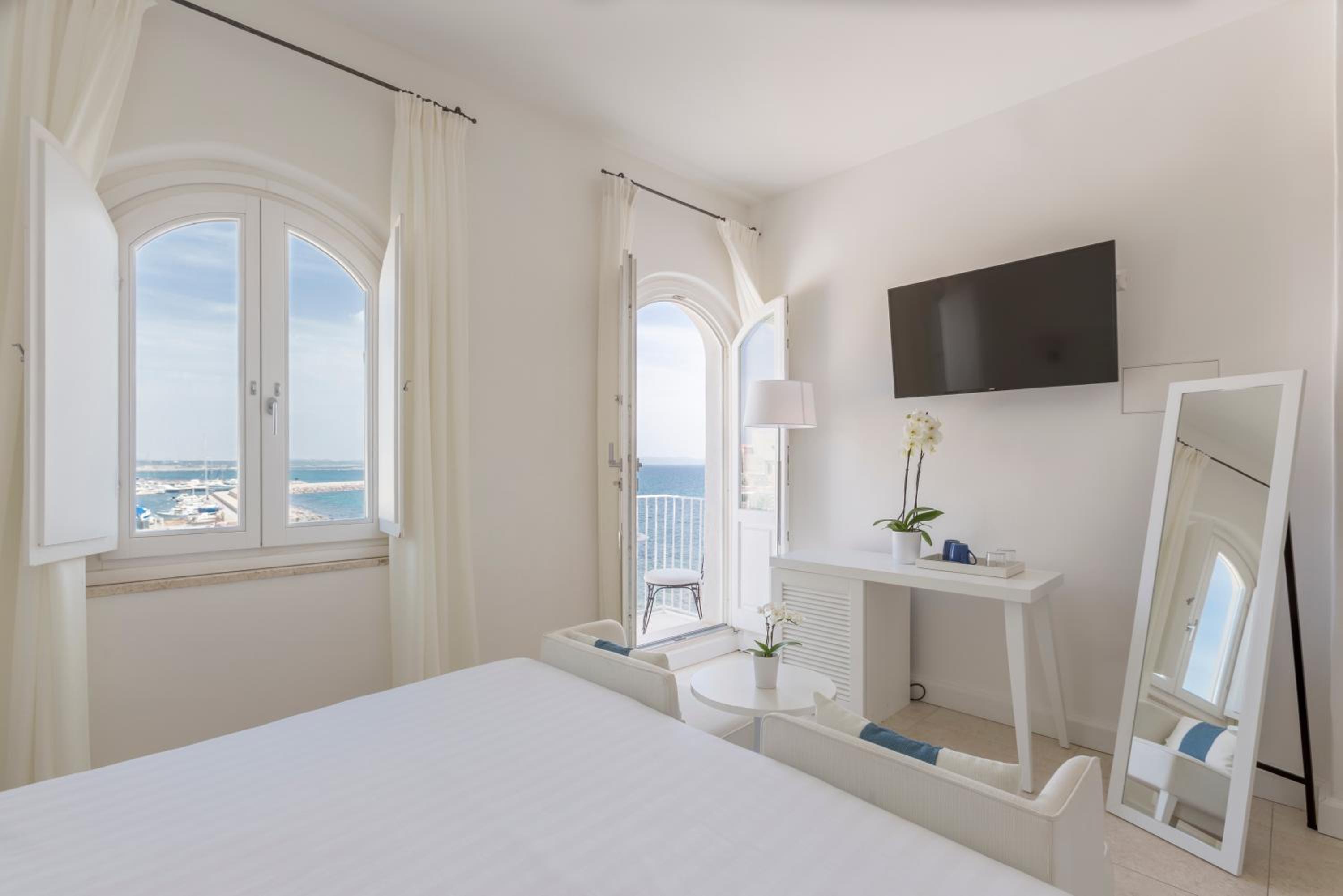 Deluxe Double Room with Side Sea View - Photo 1