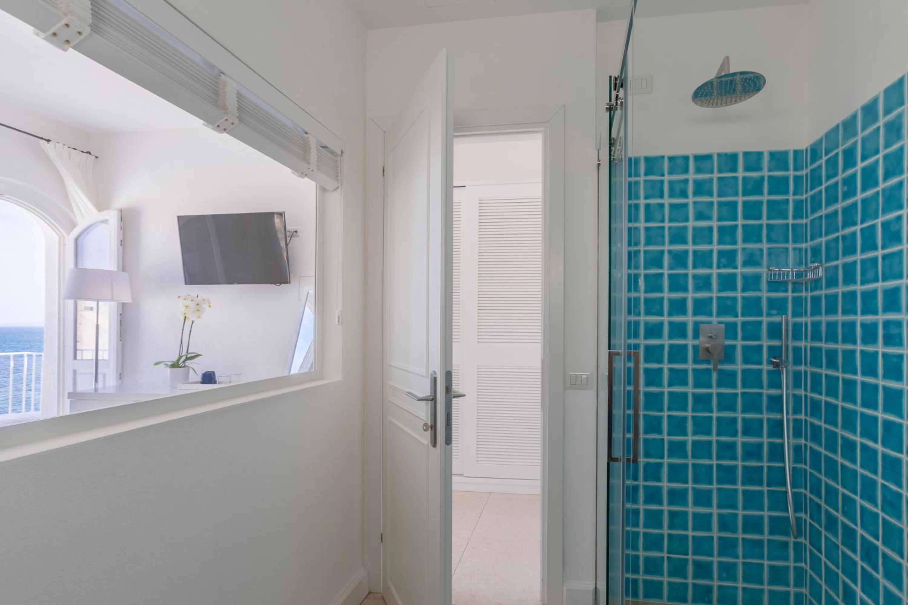 Deluxe Double Room with Side Sea View - Photo 6