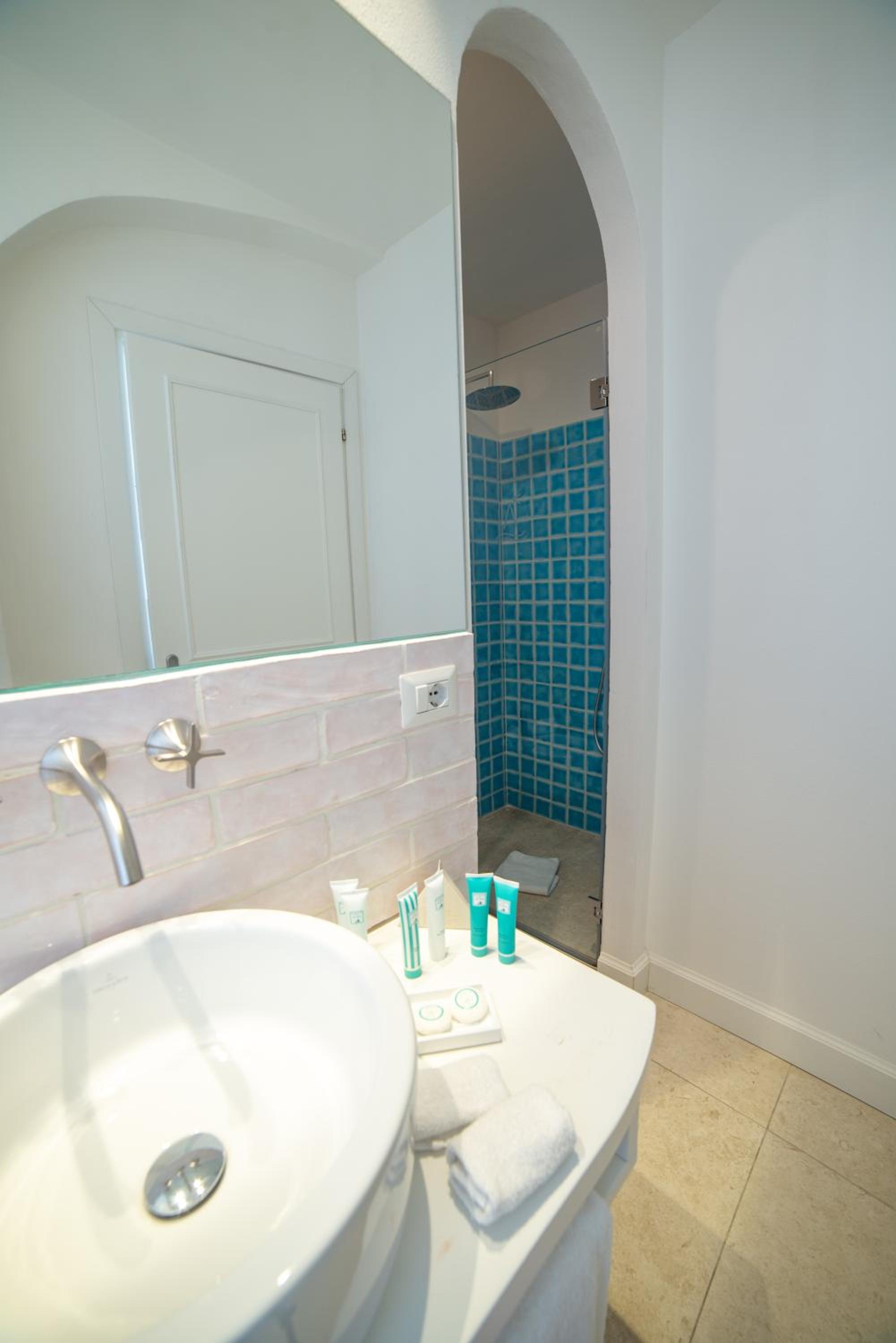 Deluxe Double Room with Balcony and Sea View - Photo 6