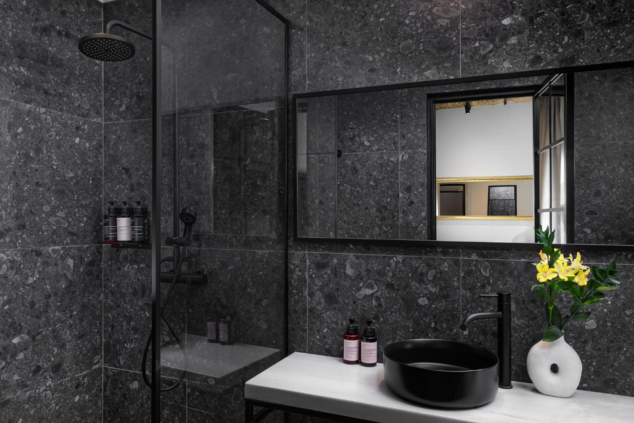 Executive Room With Balcony & Hot Tub thumbnail 5