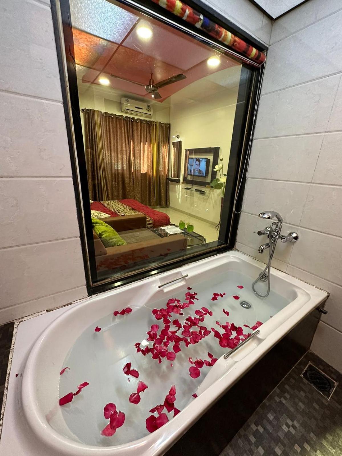 Deluxe Suite with Spa Bath