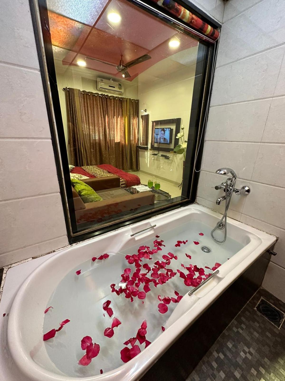 Deluxe Suite with Spa Bath