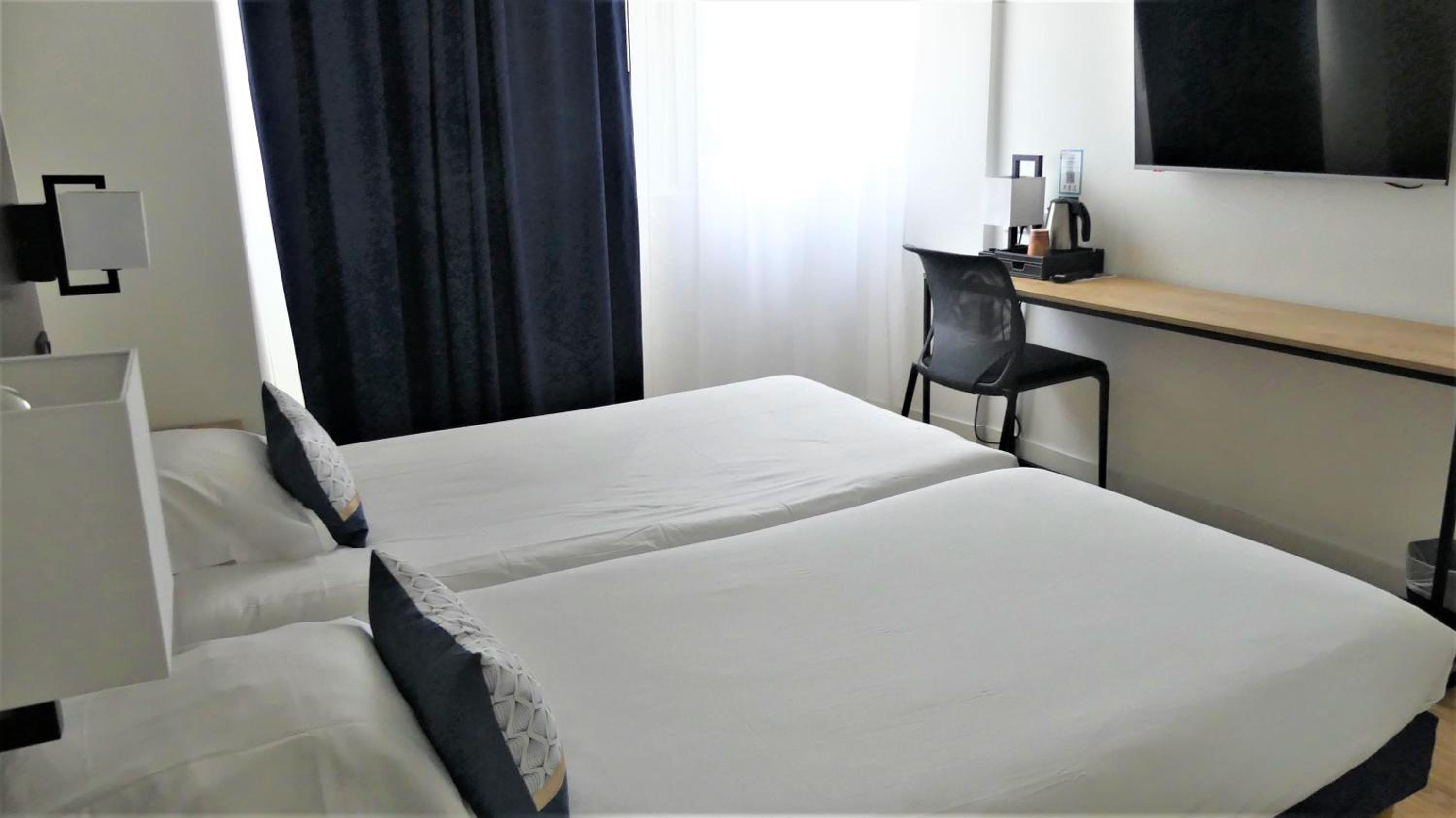 Twin Room - Photo 2