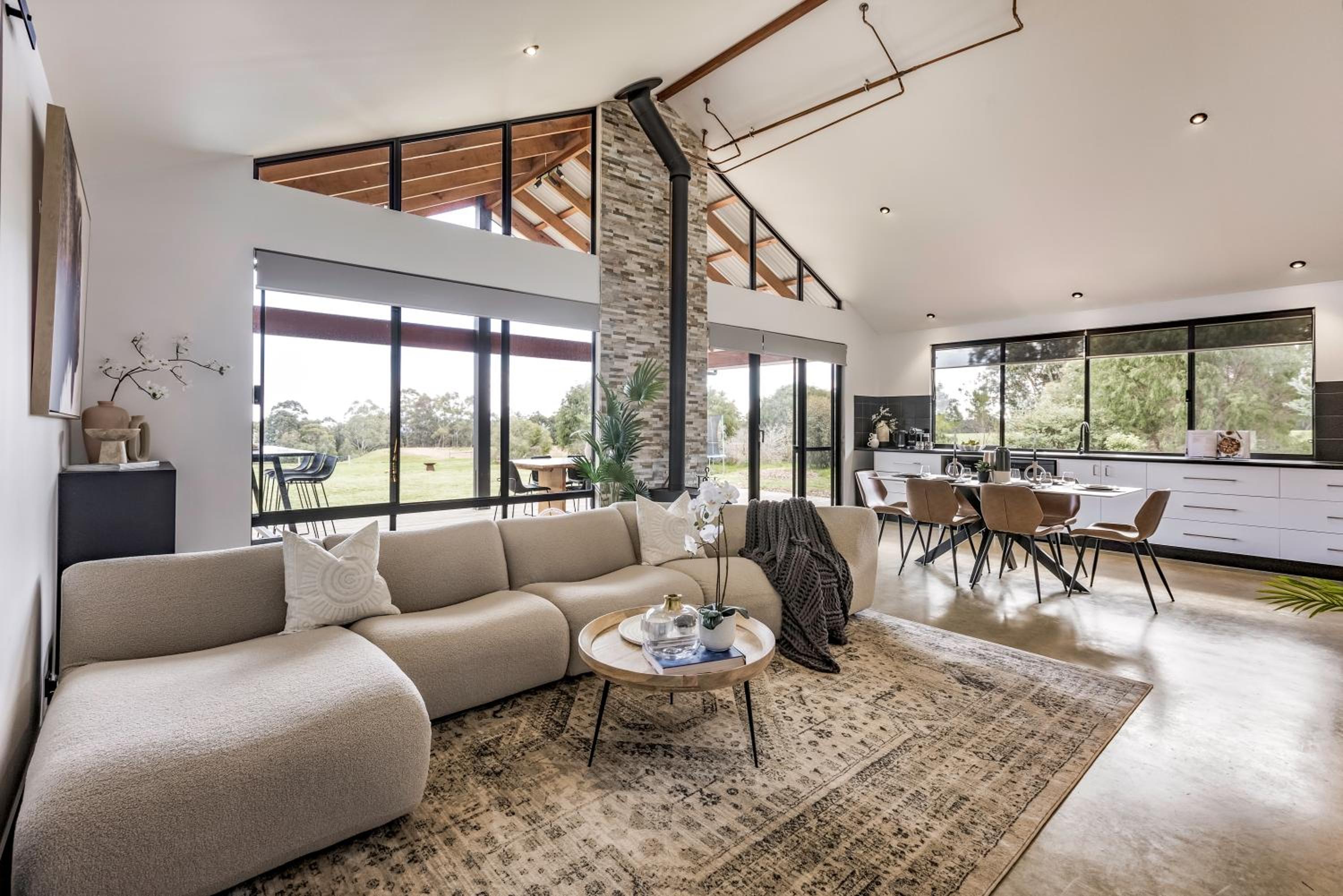 Five-Bedroom House photo 2