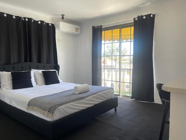 Queen Room with Balcony photo 1