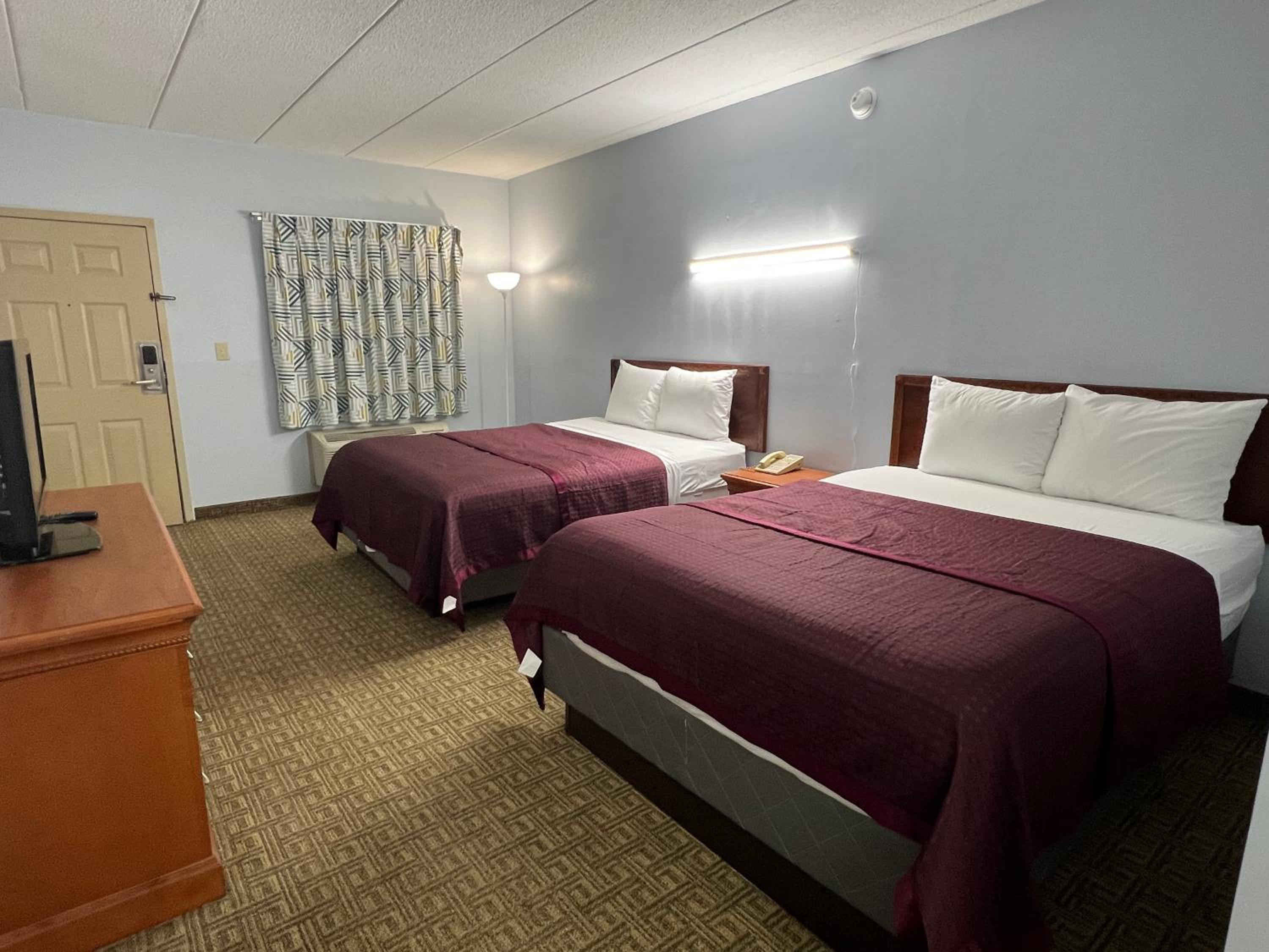 Queen Room with Two Queen Beds photo 2