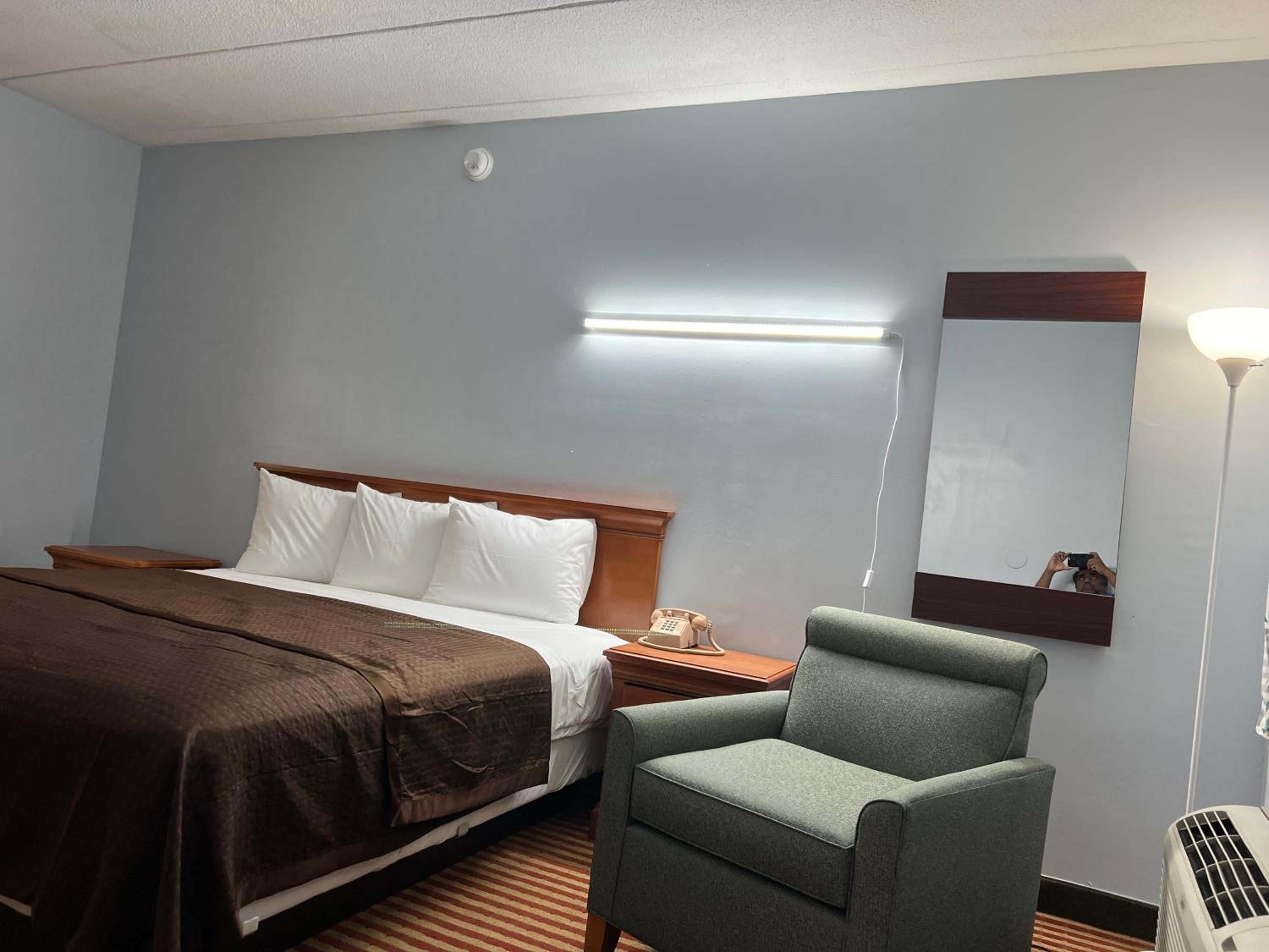 Suite King Bed with Hot Tub photo 1