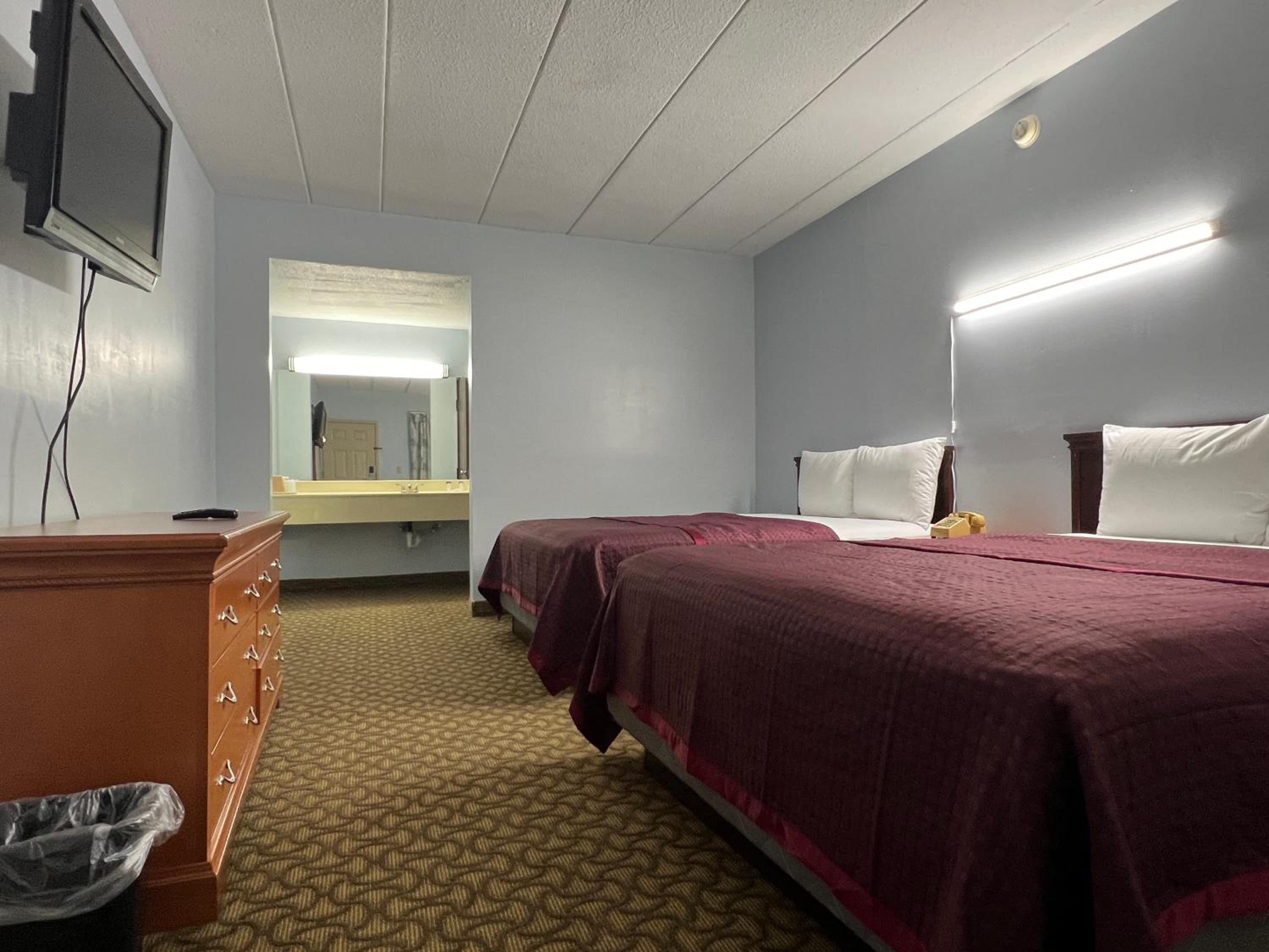 Queen Room with Two Queen Beds photo 1
