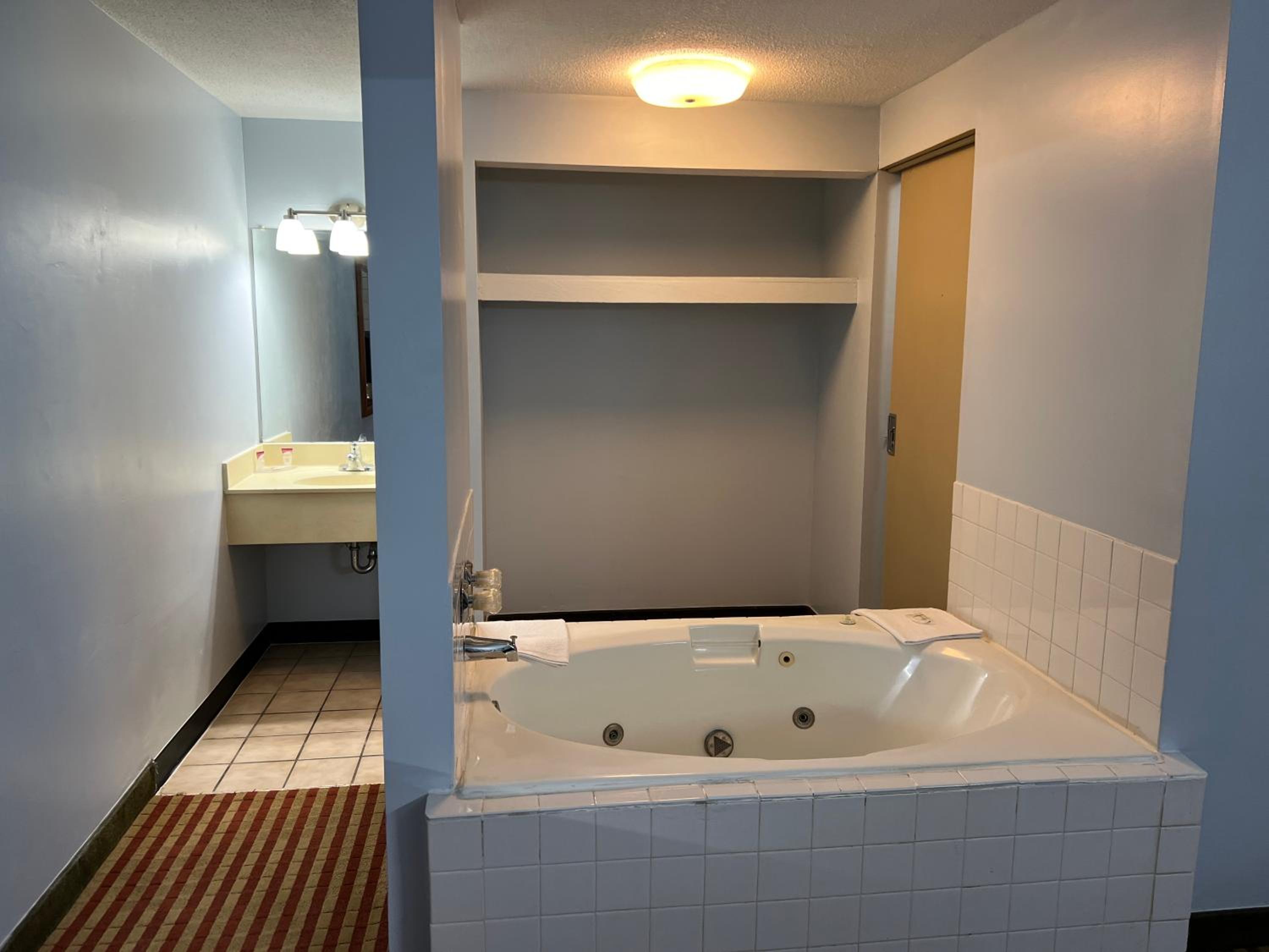 Suite King Bed with Hot Tub photo 3