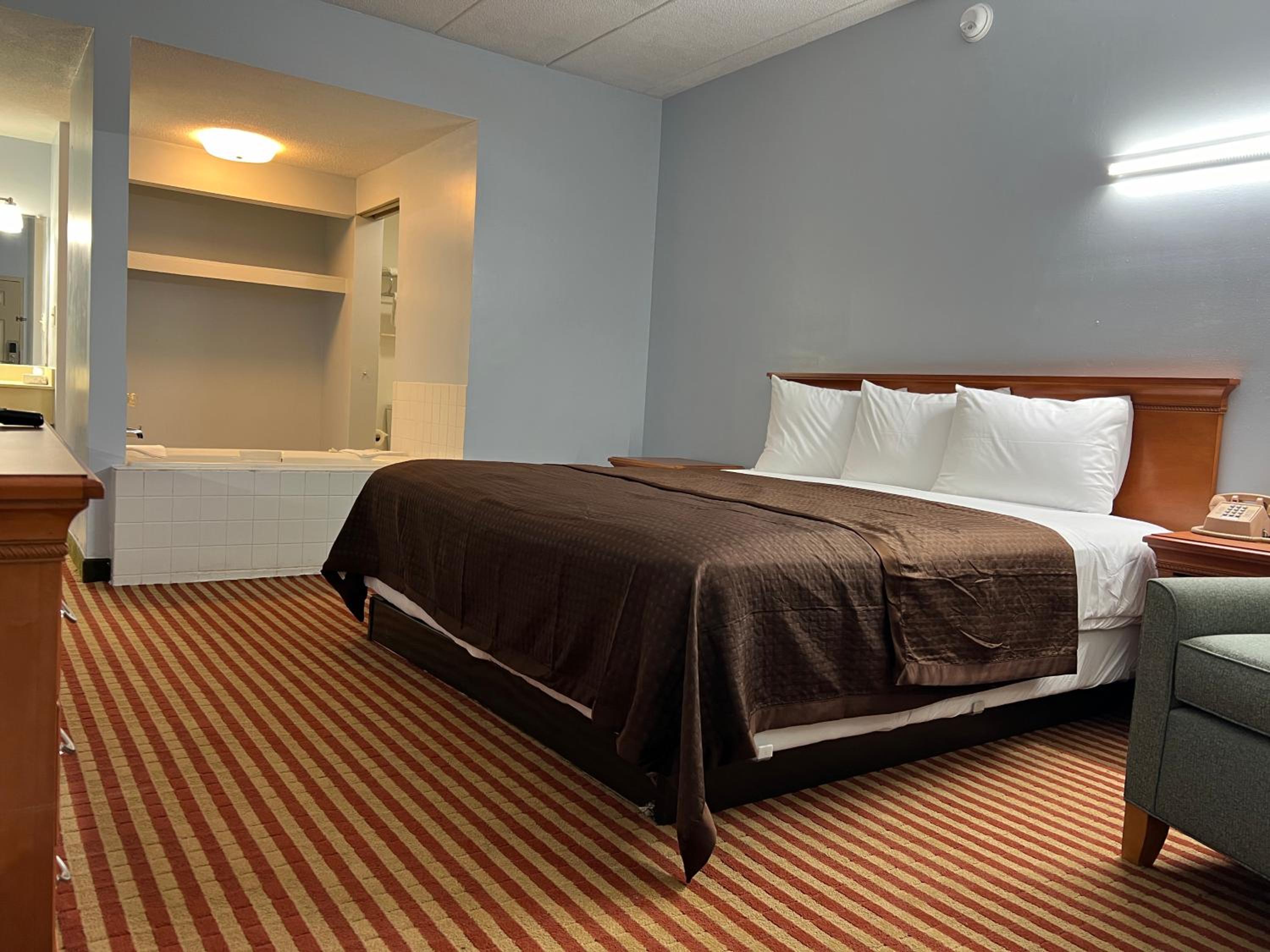 Suite King Bed with Hot Tub photo 2