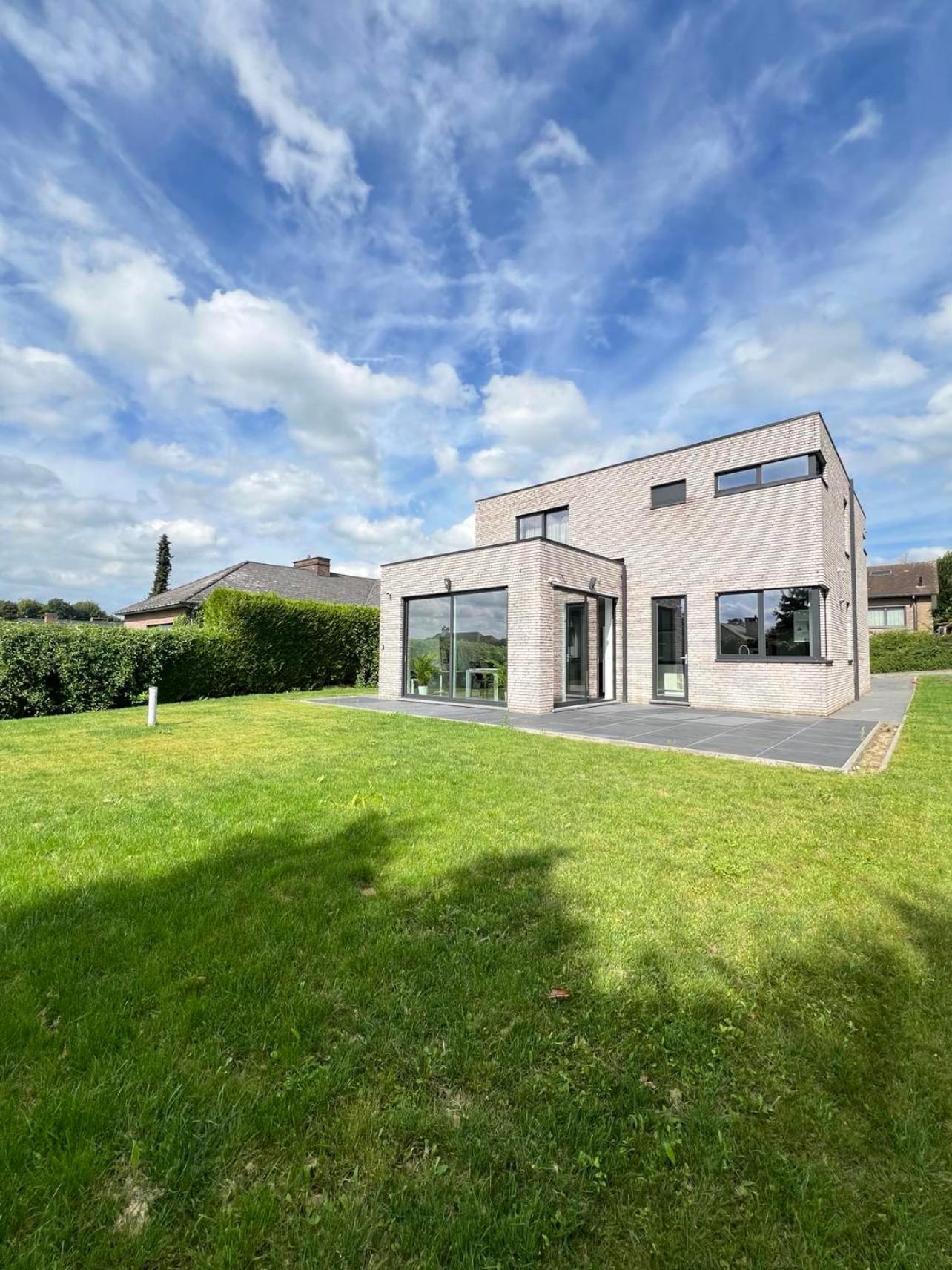 Villa photo 2