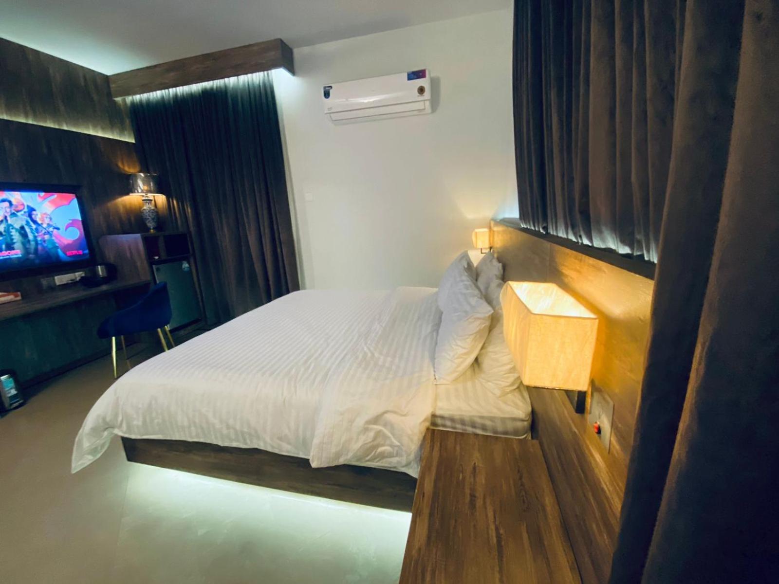 Deluxe Double Room (2 Adults + 1 Child)