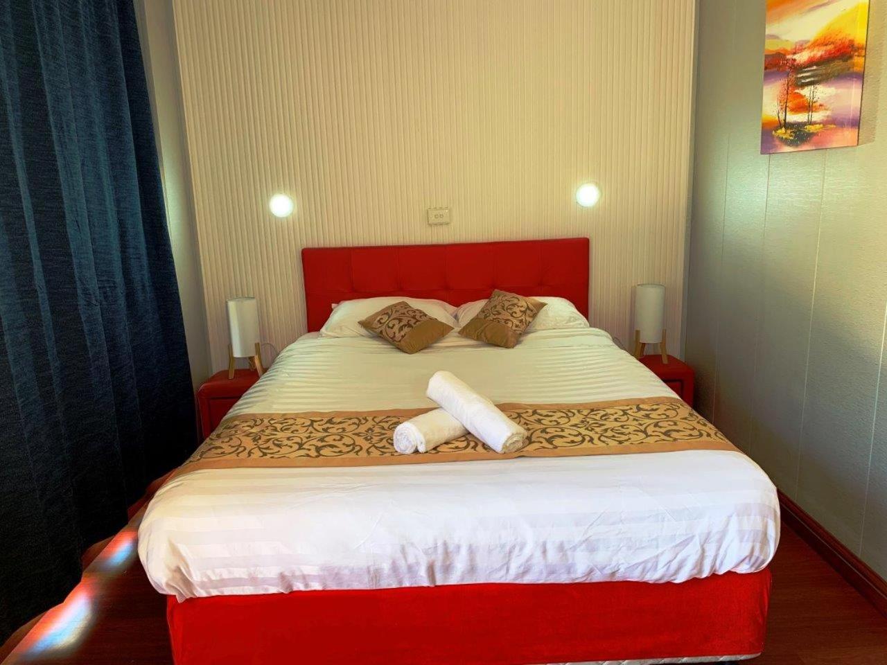 Seven-Bedroom House photo 1
