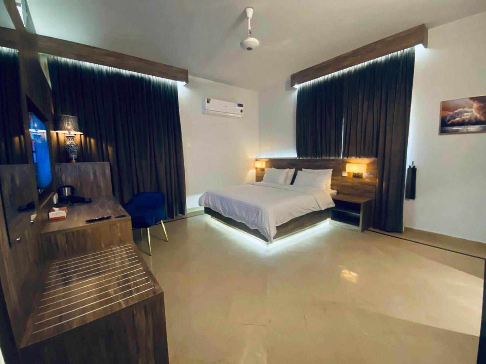 Deluxe Double Room (2 Adults + 1 Child) photo 2