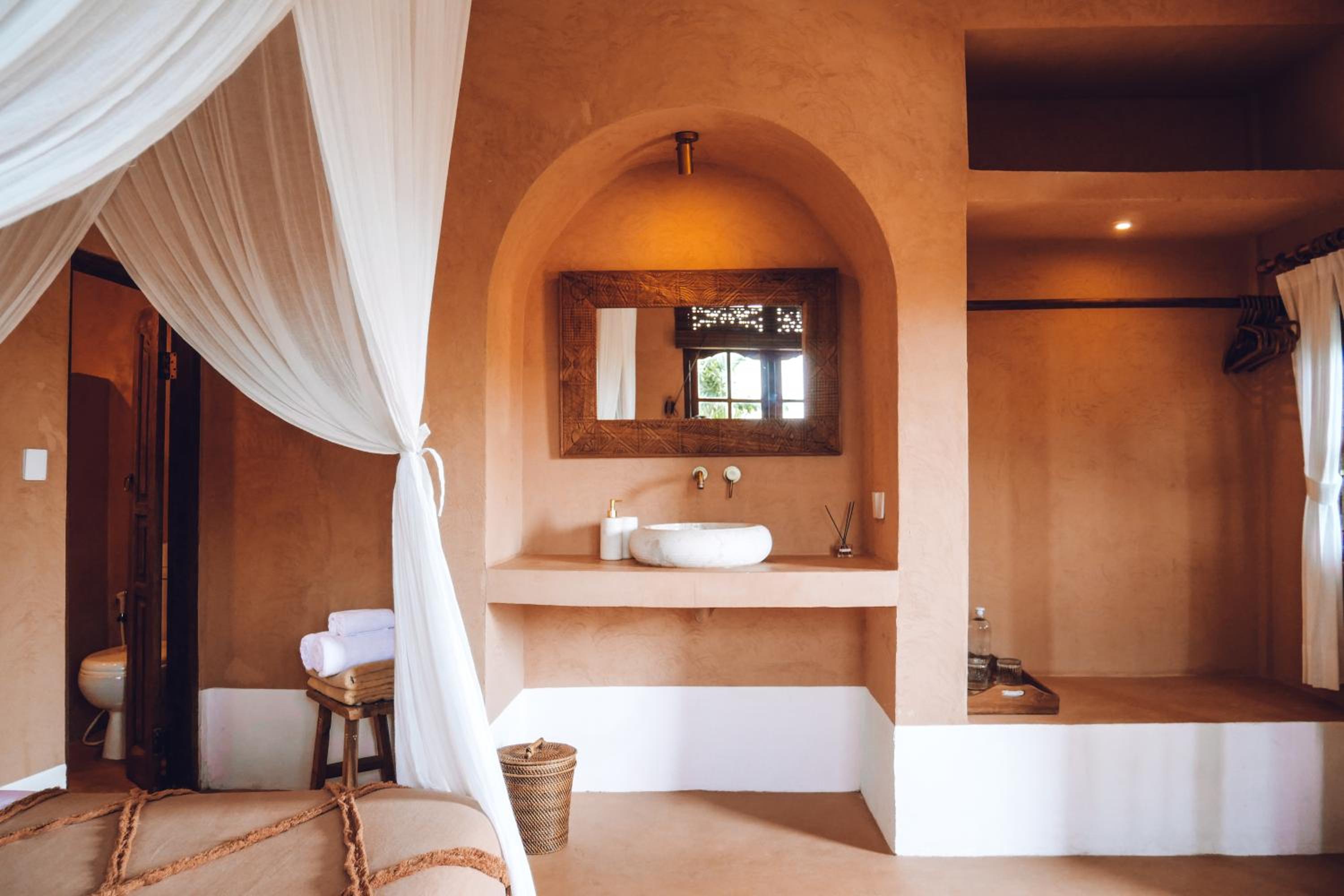 Deluxe Room With Bath - Photo 4