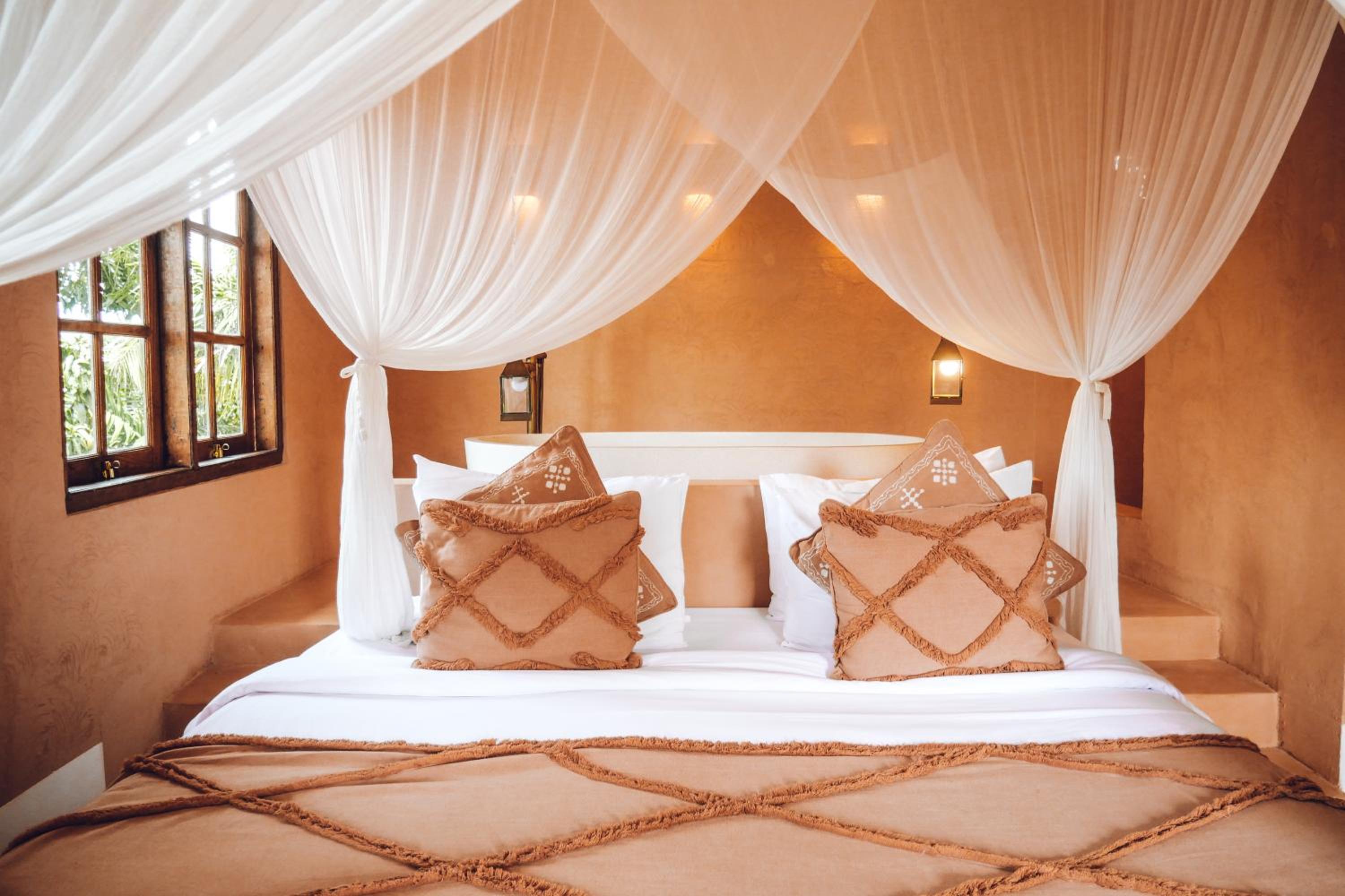 Deluxe Room With Bath - Photo 3