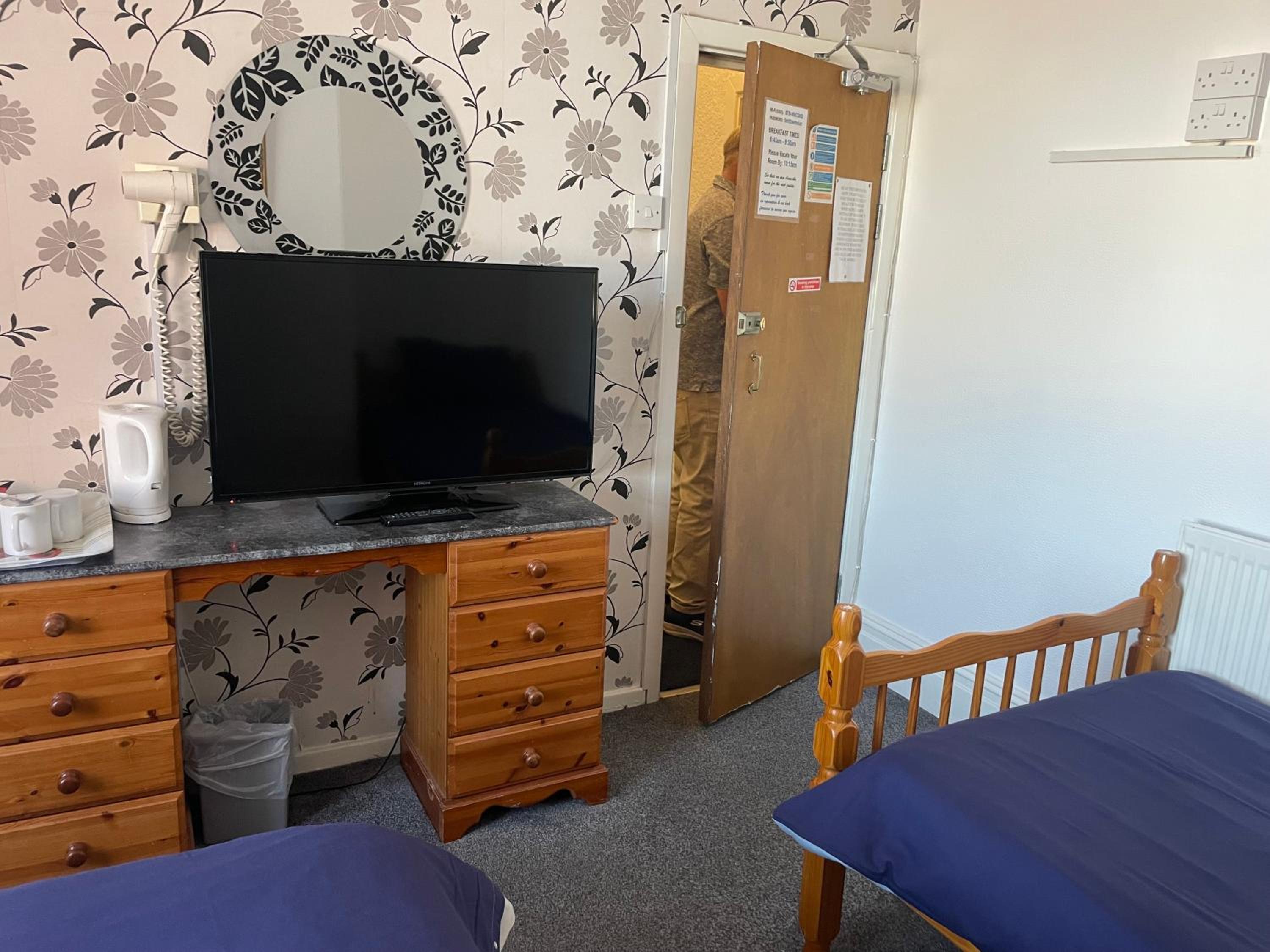 Family Room (2 Adults + 1 Child)