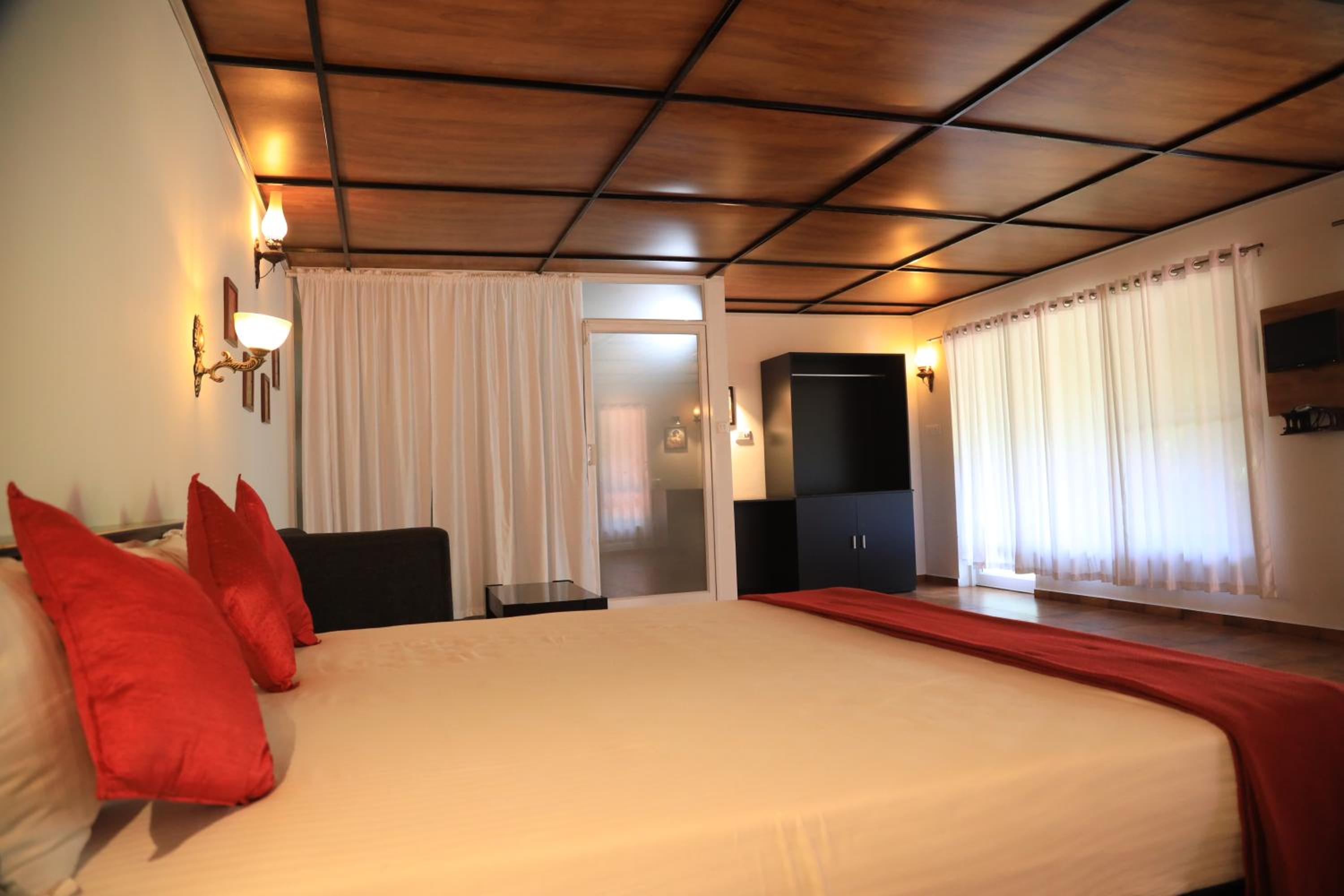 King Suite with Balcony photo 1