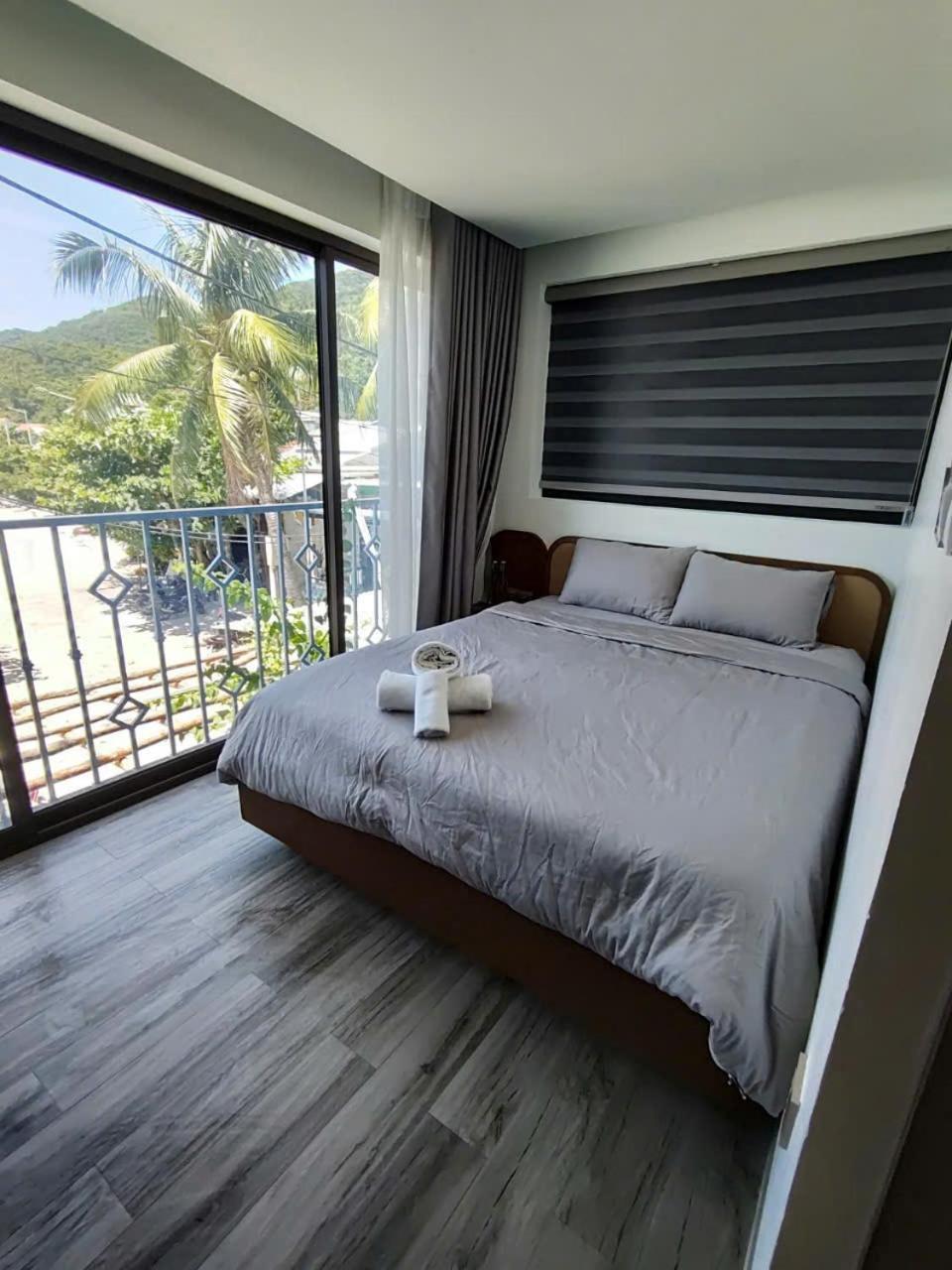 Deluxe Double Room with Side Sea View