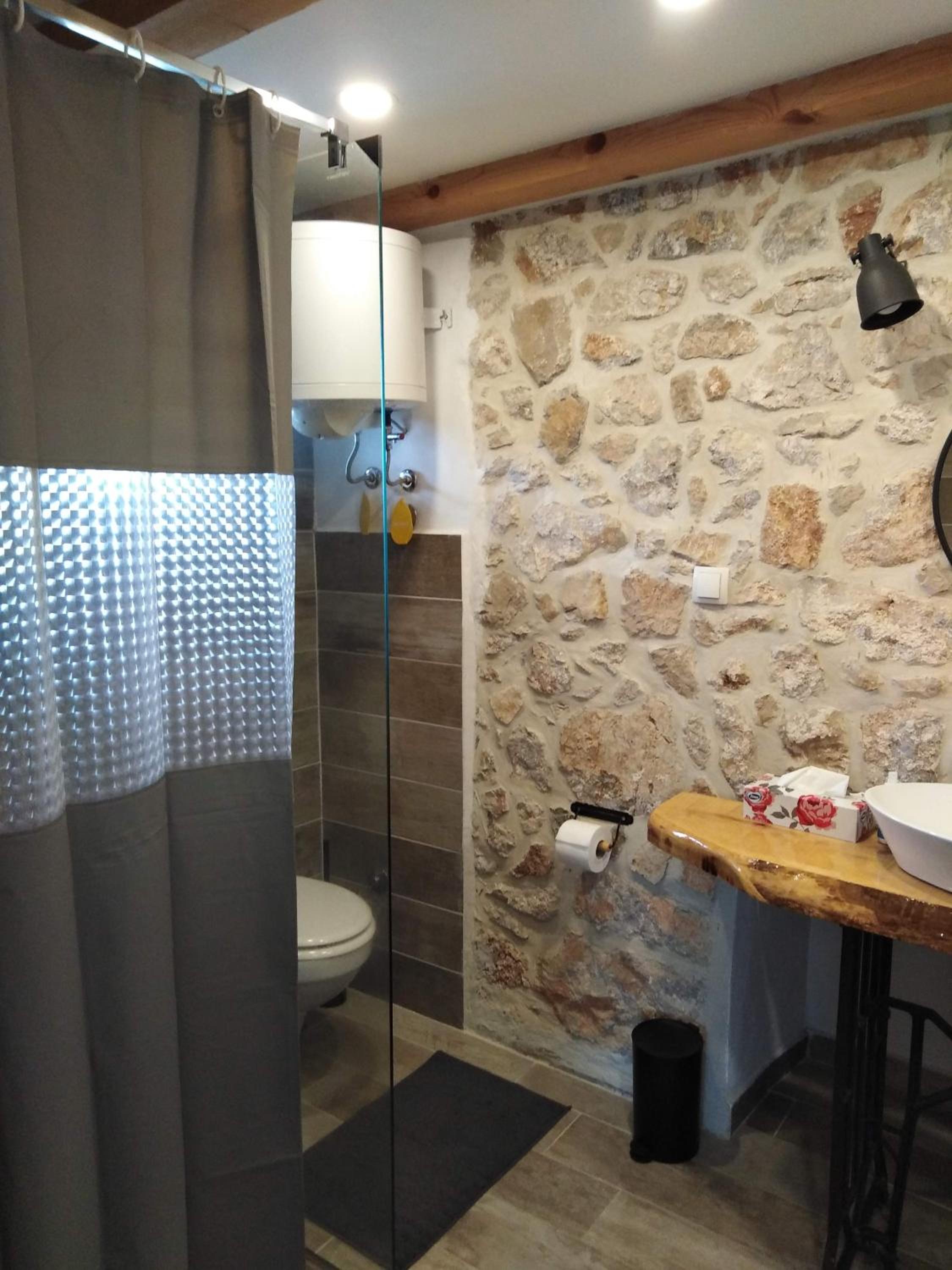 Studio Apartment - Photo 13