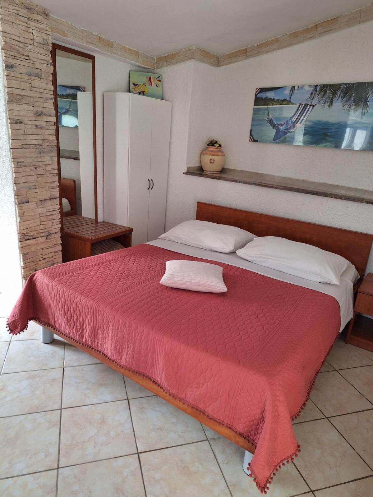 One-Bedroom Apartment - Photo 12